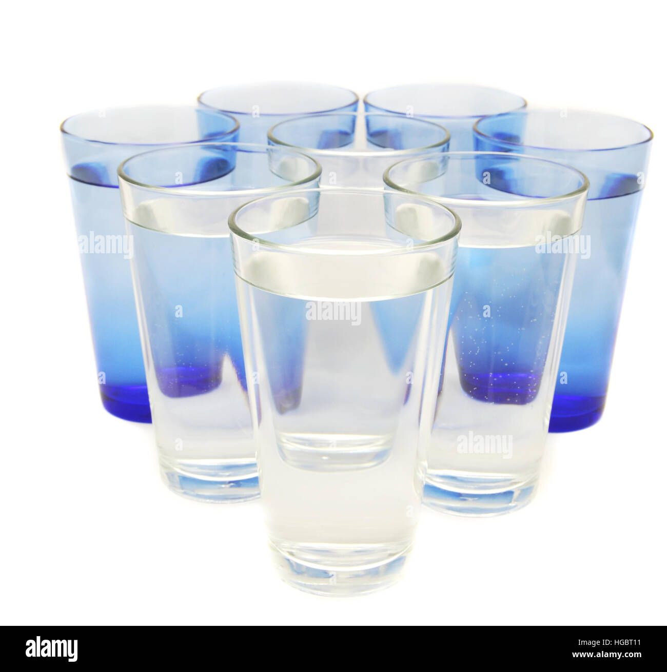 Otto bicchieri alti di acqua su uno sfondo bianco. Foto Stock