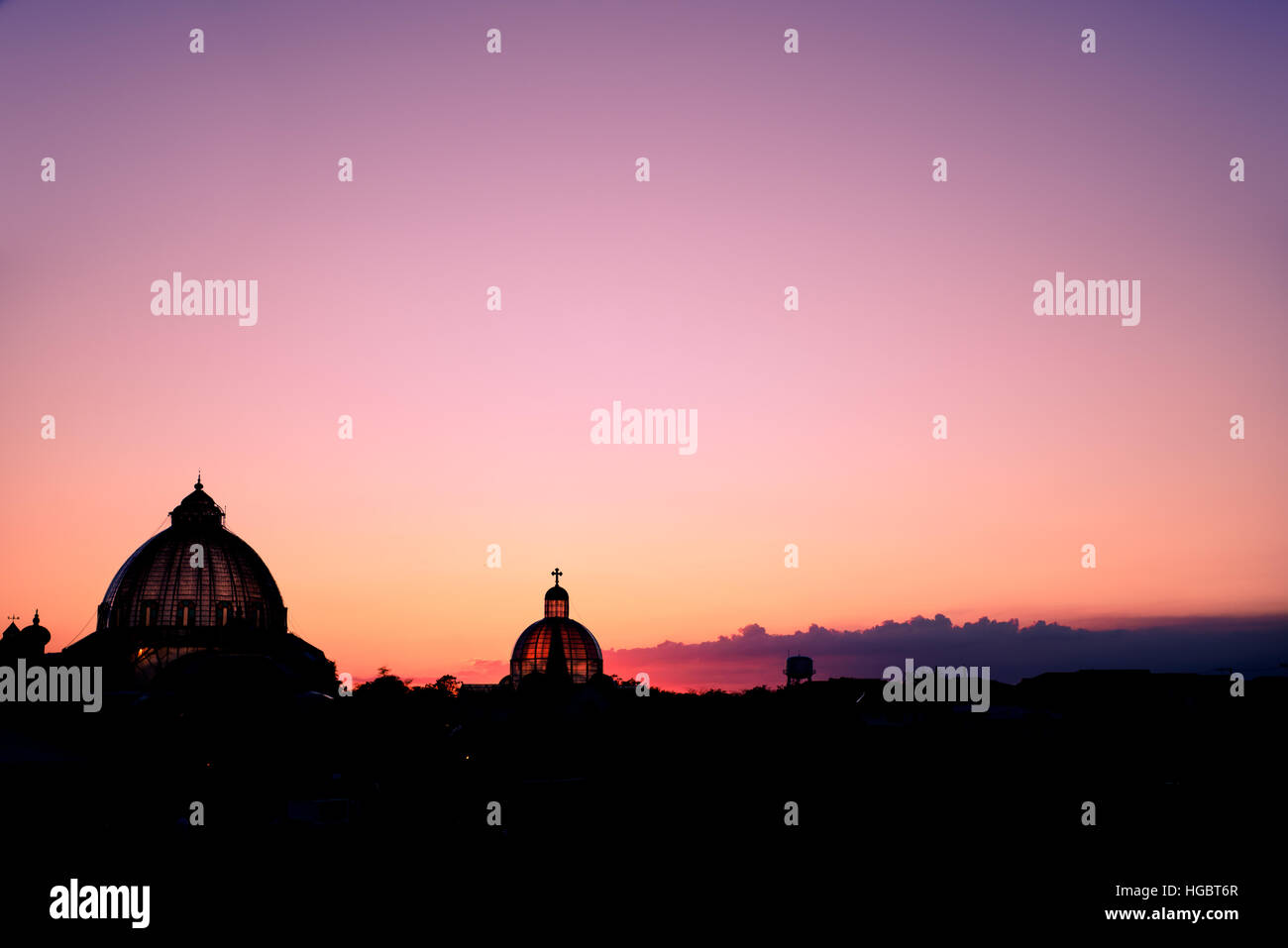 Tramonto in corrispondenza della città. Foto Stock
