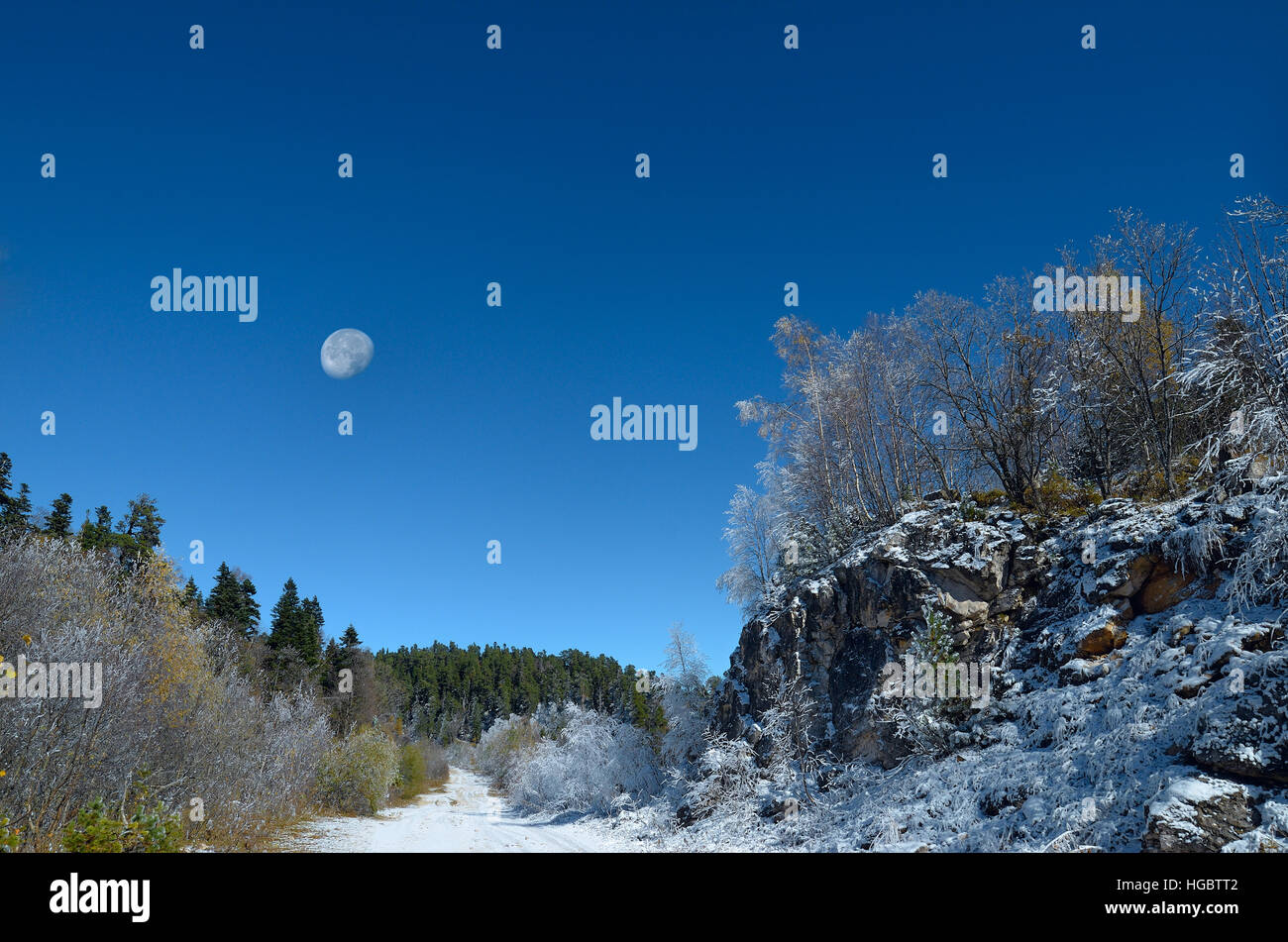 Vista della foresta e la roccia alle pendici del Caucaso. La luna nel cielo blu. Repubblica di Adygea, Russia Foto Stock