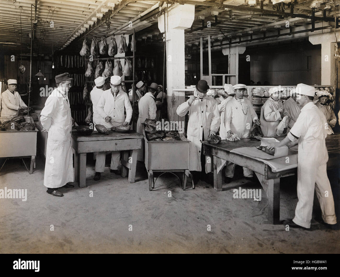 Branding prosciutti affumicati al confezionamento della carne stabilimenti, 1910. Foto Stock