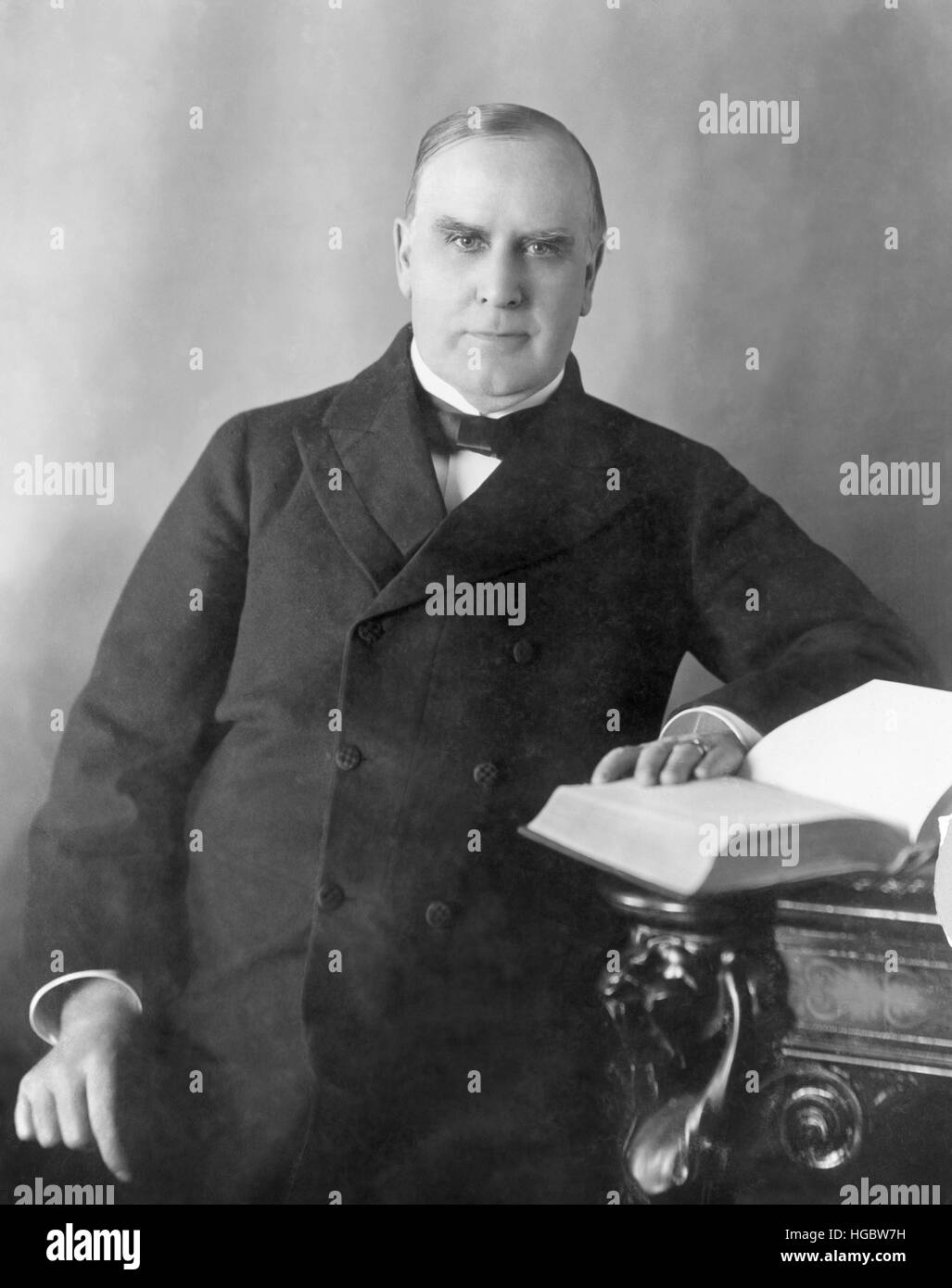 Il presidente William McKinley seduto alla scrivania, circa 1900. Foto Stock