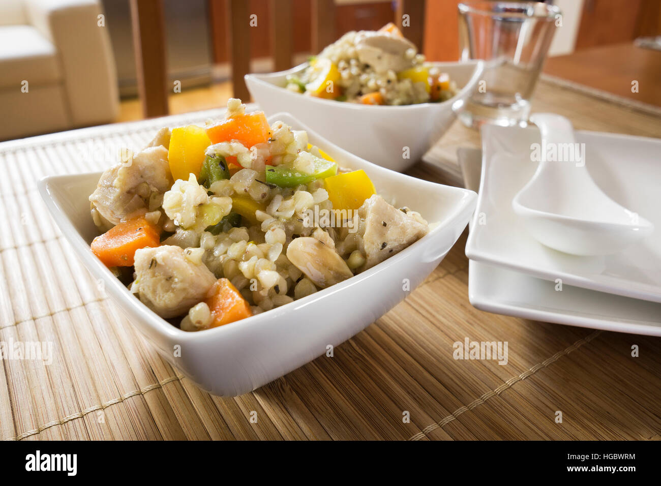 Risotto con verdure, carne, erbe fresche e formaggio parmigiano. Foto Stock