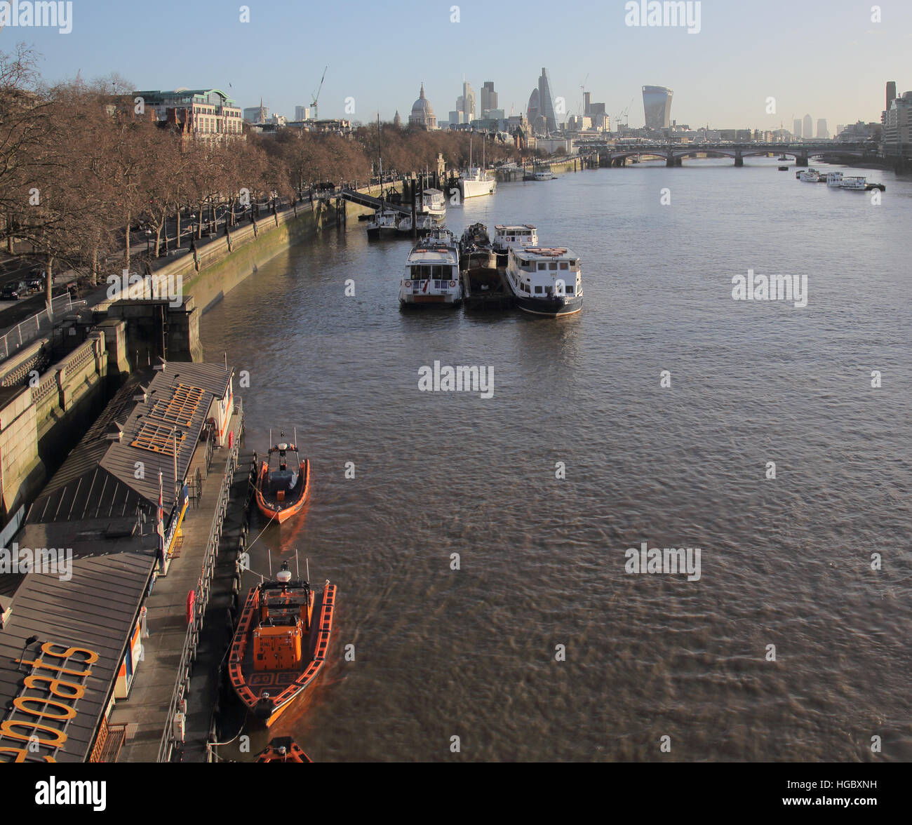 Vedute lungo il Tamigi di Londra con la stazione di RNLI Foto Stock