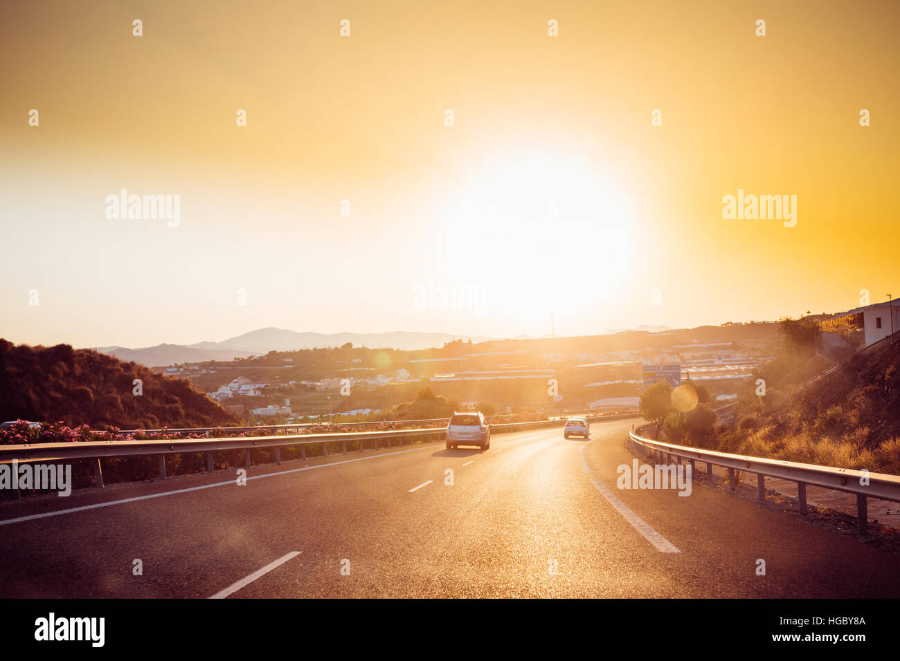 Malaga, Spagna - 20 Giugno 2015: il movimento di veicoli in autostrada, l'autostrada E-15 vicino a Malaga in Spagna. Tramonto Foto Stock