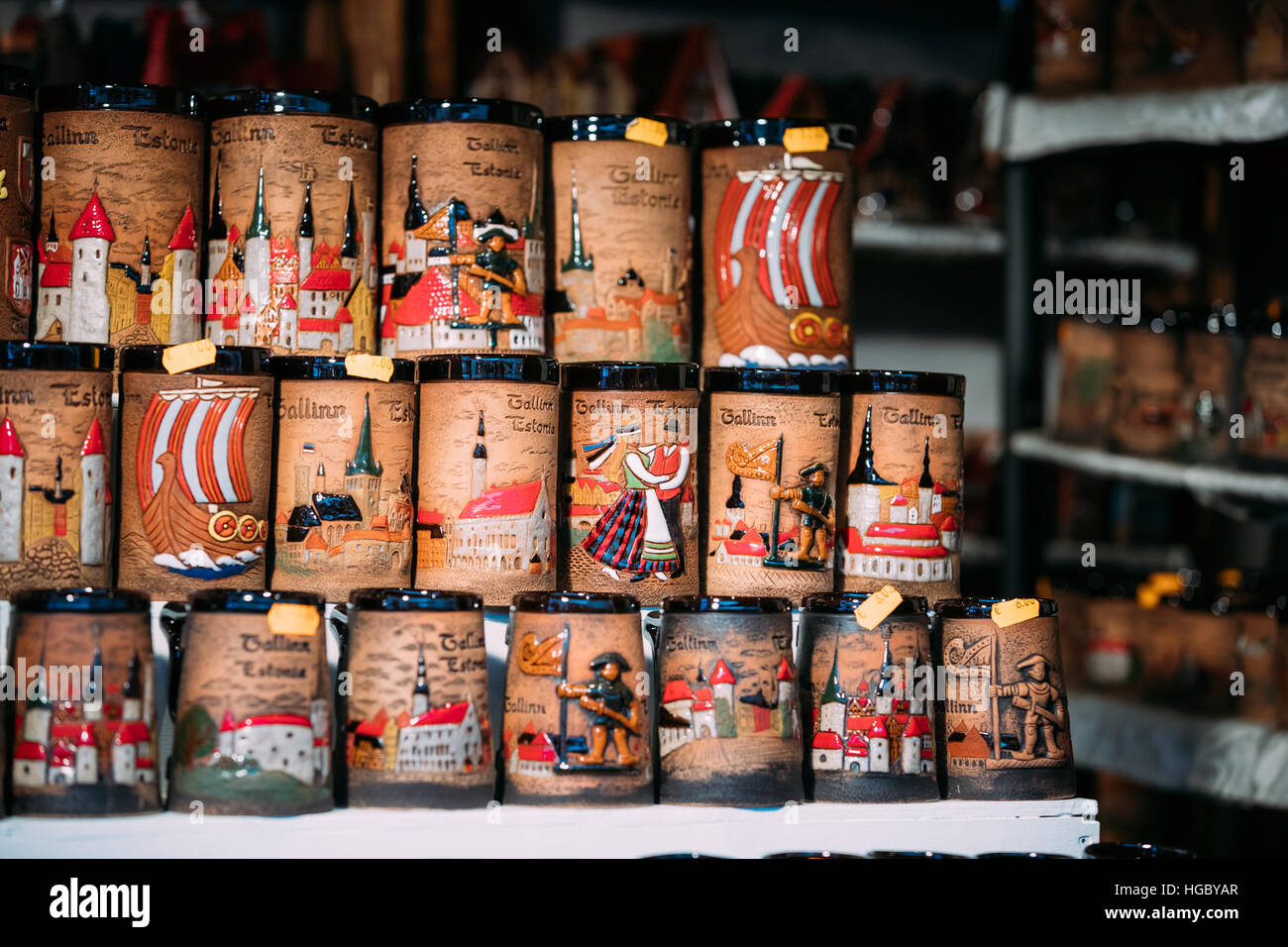 Tallinn, Estonia - 2 Dicembre 2016: Souvenir bicchiere di birra sugli scaffali del negozio. Varie e tradizionali terraglie ceramiche Vasellame Tazze al mercato della musica folk. Souven Foto Stock