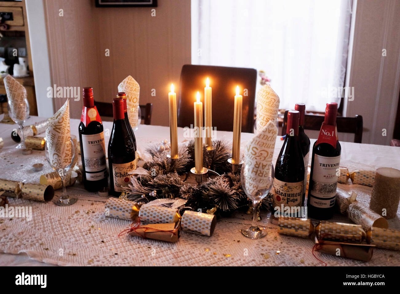 Tavolo da pranzo stabilite per il pranzo di Natale con le candele Foto Stock