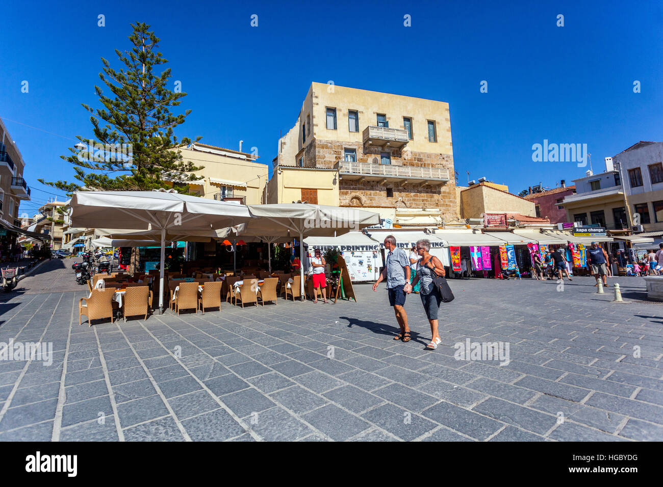 I turisti nel vecchio porto veneziano, Chania, Creta, Grecia Foto Stock