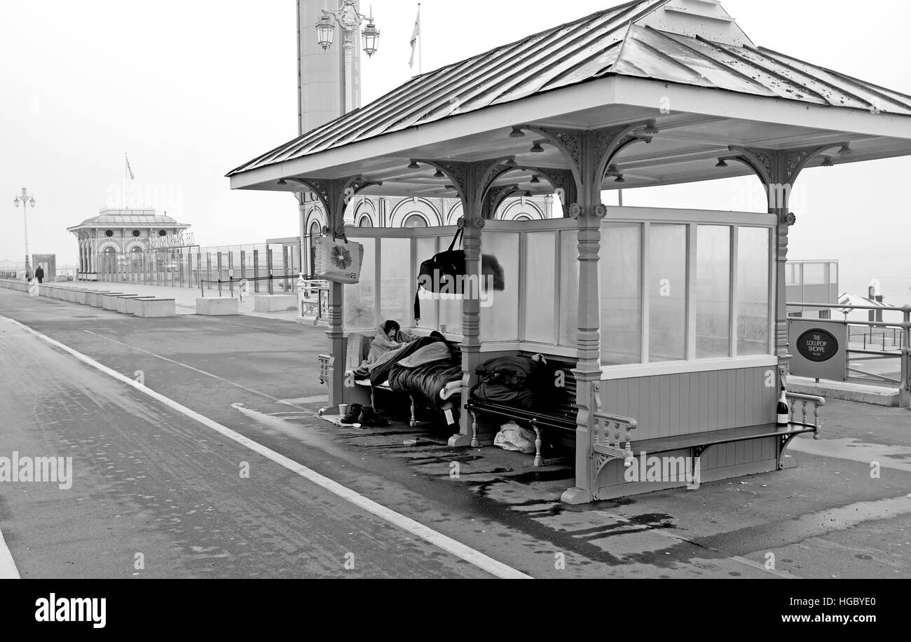 Senzatetto che vivono in un rifugio dalla BA i360 torre di osservazione sul lungomare di Brighton Foto Stock