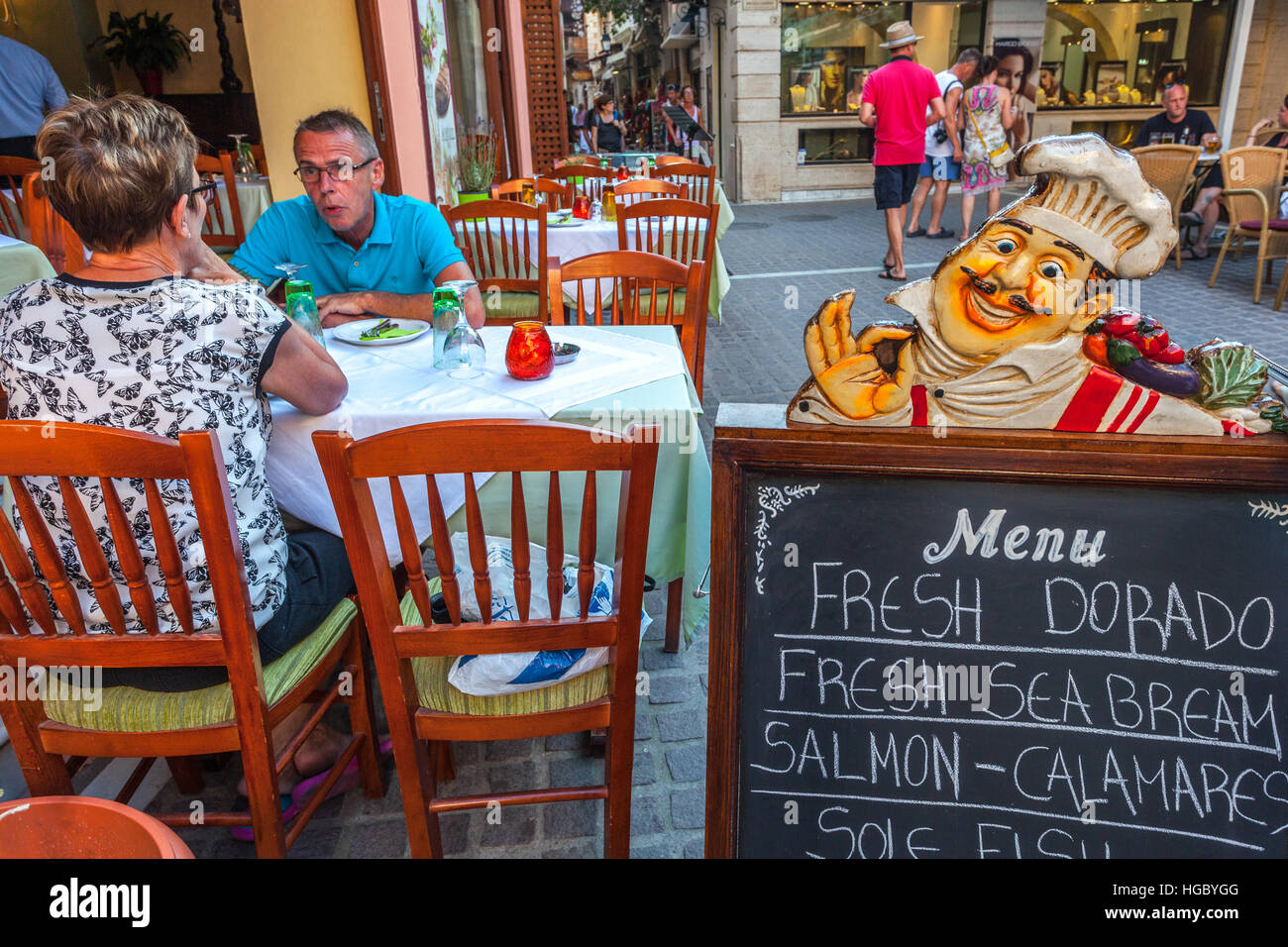 Rethymno ristorante, Old Town Street turisti in un ristorante marciapiede, Rethymno Creta persone Grecia ristorante menu board Foto Stock