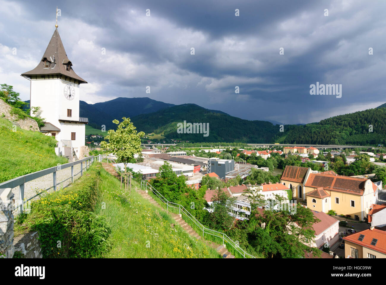 Bruck an der Mur: Castello rovina Landskron con clock tower, Obere Steiermark, Steiermark, Stiria, Austria Foto Stock