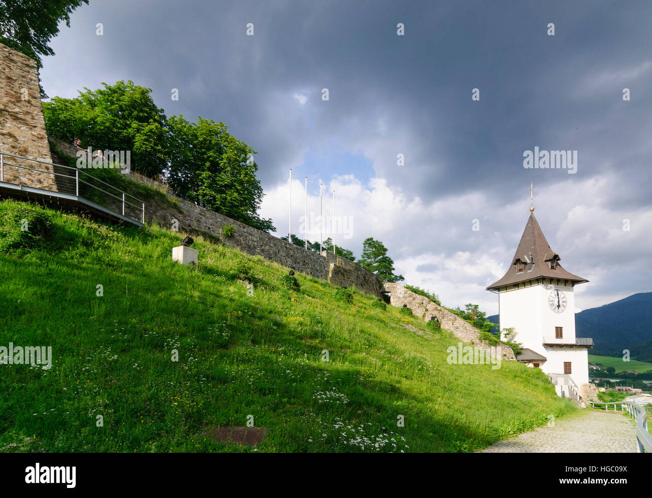 Bruck an der Mur: Castello rovina Landskron con clock tower, Obere Steiermark, Steiermark, Stiria, Austria Foto Stock