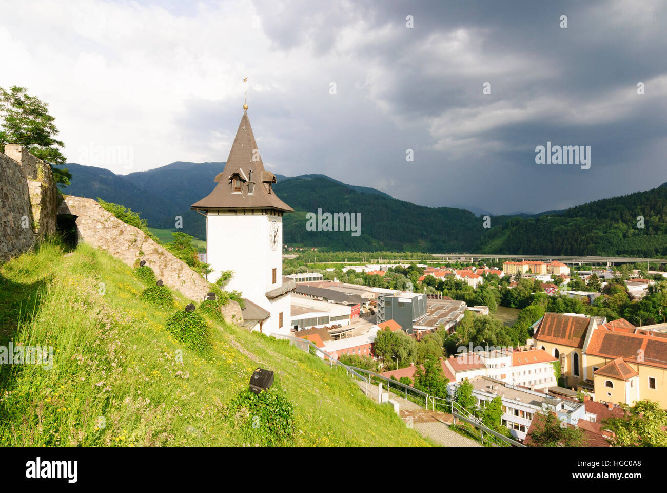 Bruck an der Mur: Castello rovina Landskron con clock tower, Obere Steiermark, Steiermark, Stiria, Austria Foto Stock