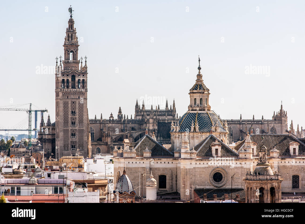 Vista giorno della Cattedrale di Siviglia con la Giralda. La Giralda è il nome dato al campanile della cattedrale di Siviglia Foto Stock