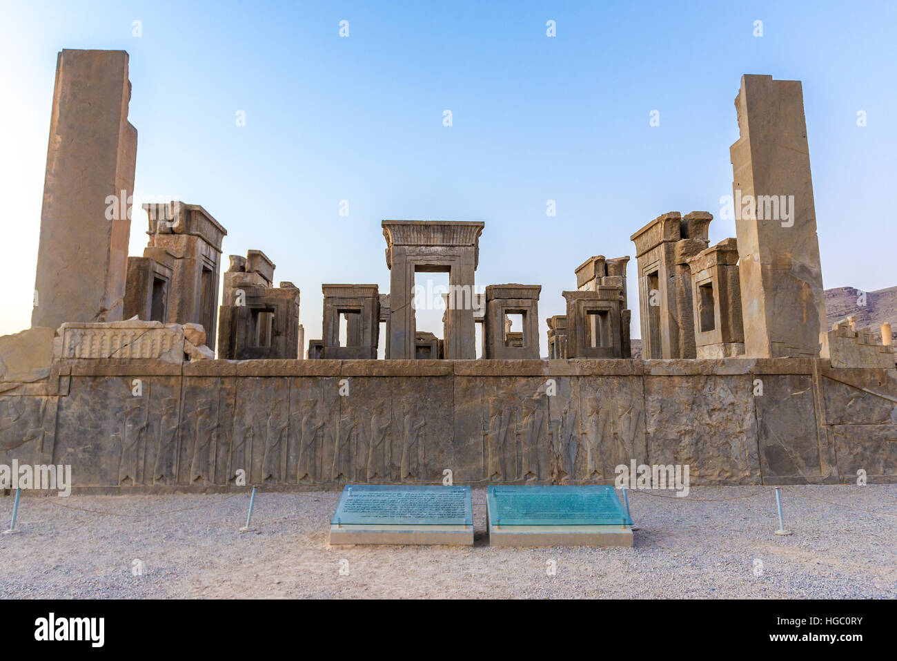 Rovine del palazzo di Dario il Grande chiamato Tachara in antico cerimoniale di Persepoli capitale dell'Impero Achemenide in Iran Foto Stock