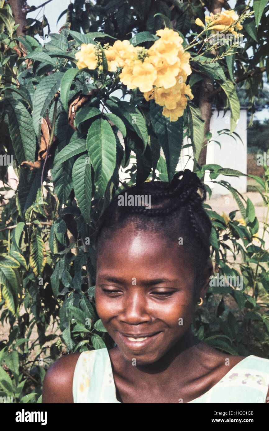 Un sorridente e consapevole di sé pupillo Jaiama Nimi Koro Scuola Secondaria, Sierra Leone, nel 1962 Foto Stock