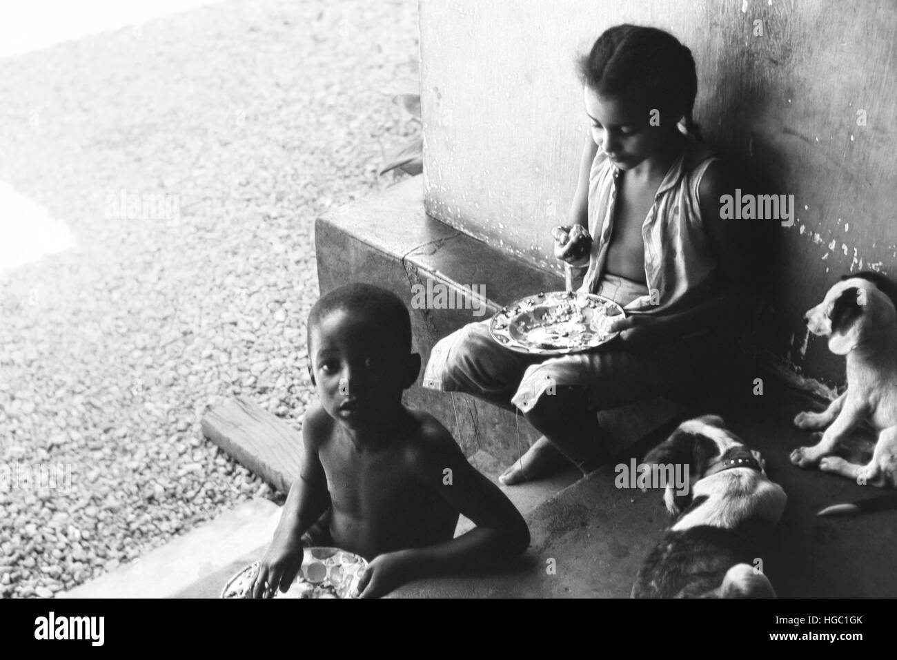 Due bambini terminando il loro riso serale presso l'EUB Canonica, Jaiama Nimi Koro, Sierra Leone, 1962. Foto Stock