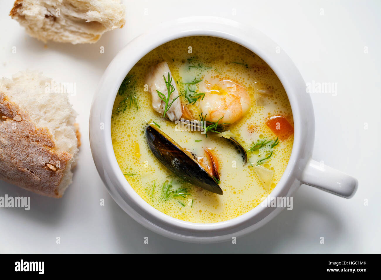 Scandinavian cremosa zuppa di pesce con ippoglosso, gamberi e cozze Foto Stock