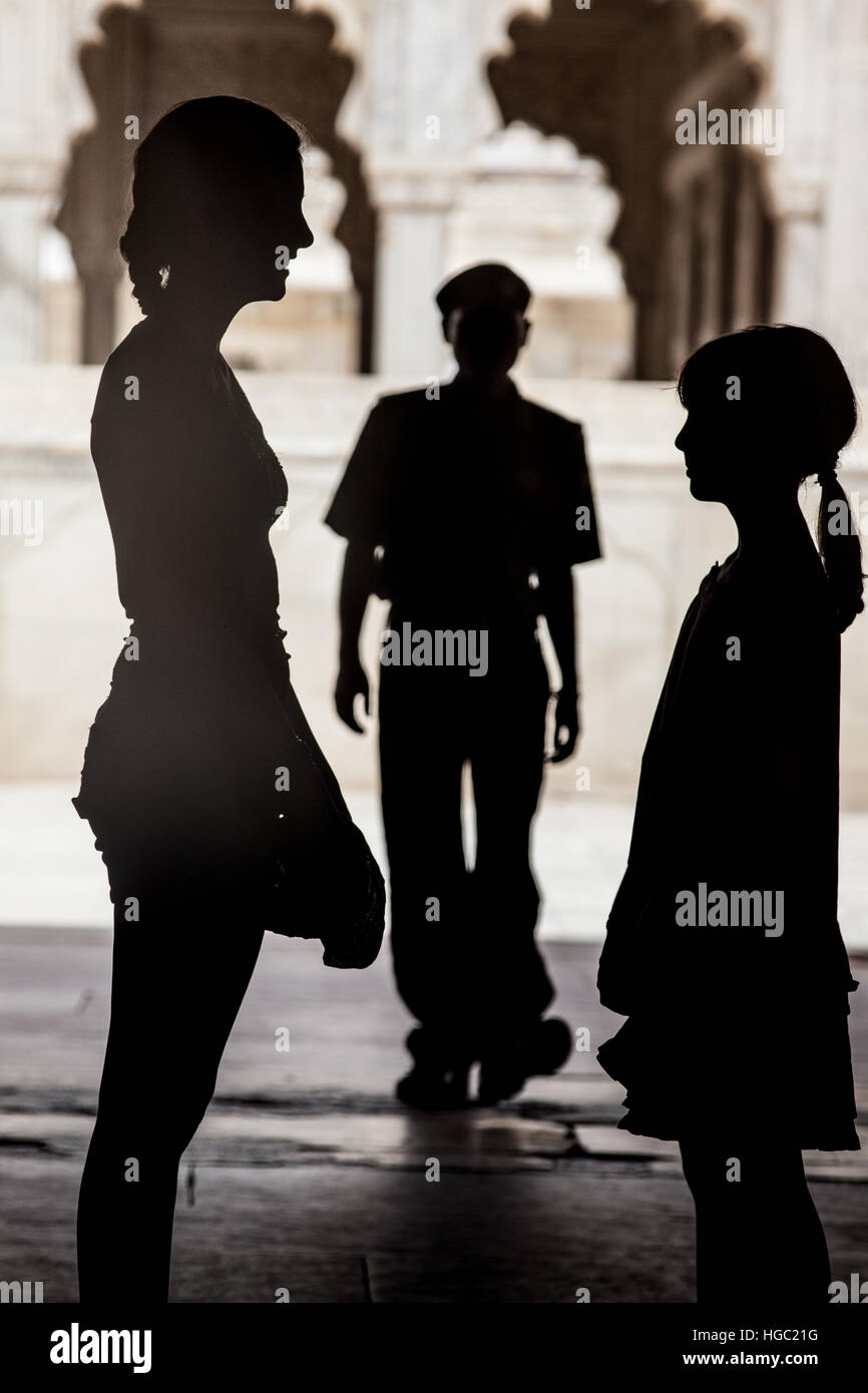 Silohuettes di ragazze con un poliziotto Foto Stock