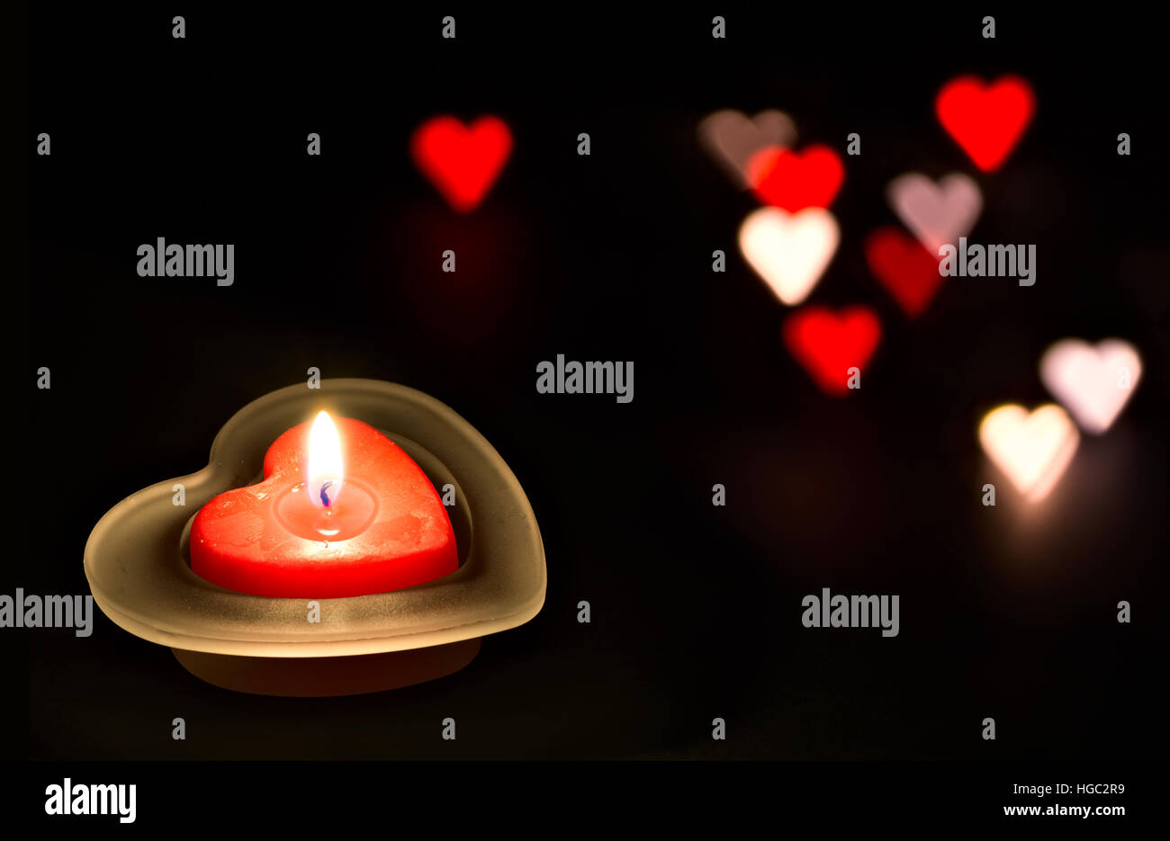 A forma di cuore candela close-up con heart-shaped bokeh di fondo per il giorno di San Valentino Foto Stock