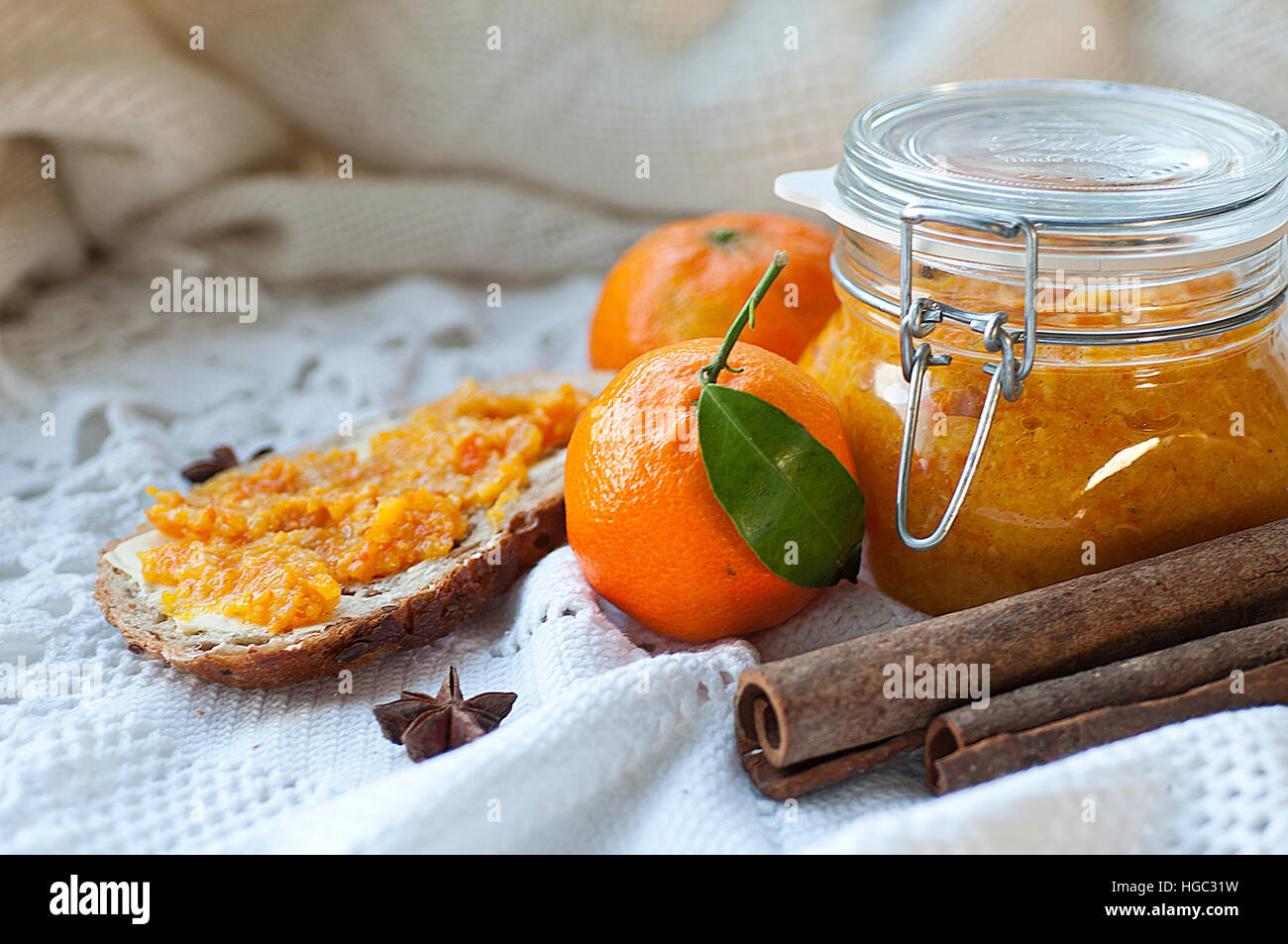 Deliziosa Marmellata di Arancia sul tavolo di close-up Foto Stock
