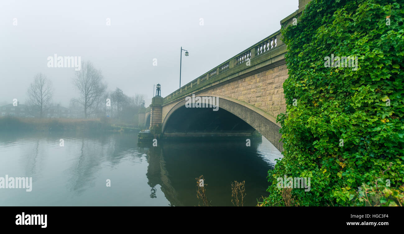 Il Kingsway Bridge a Paddington banca in Warrington, Cheshire Foto Stock