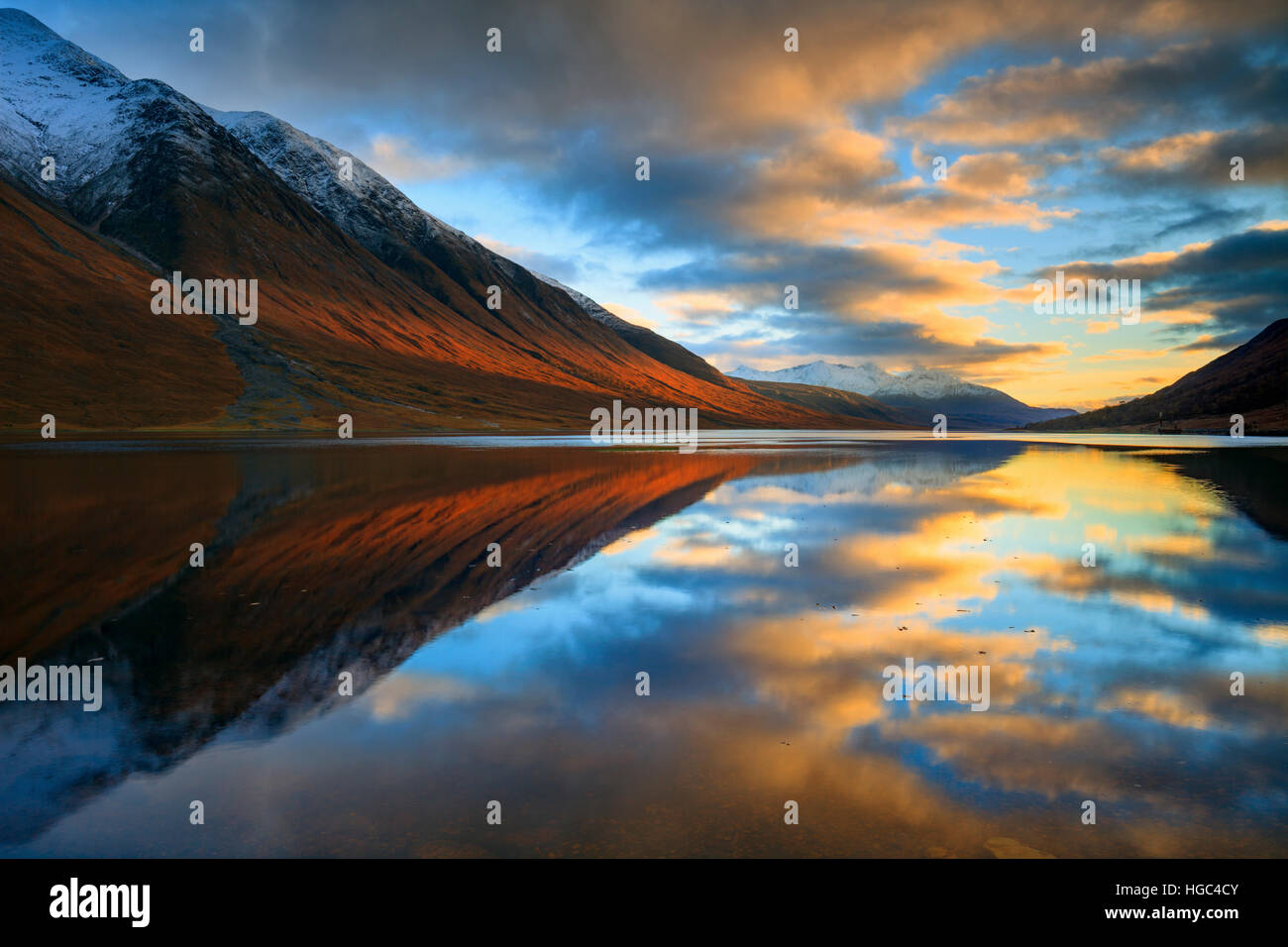 Tramonto riflesso in Loch Etive catturate da vicino Gualachulain nelle Highland Scozzesi. Foto Stock