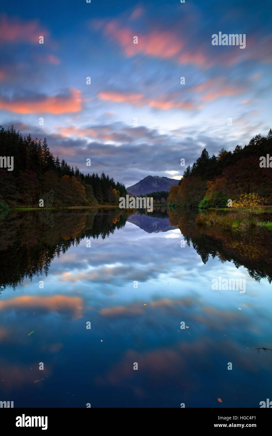 Tramonto riflesso in Glencoe Lochan nelle Highlands Scozzesi. Foto Stock