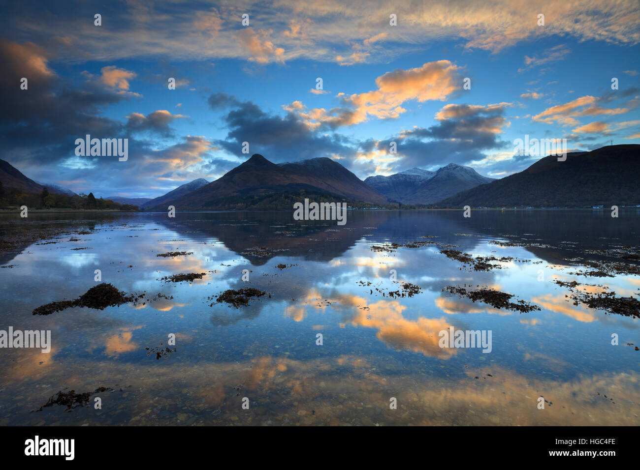 Tramonto catturato dalla North Shore di Loch Leven nelle Highlands scozzesi con il Pap di Glencoe in distanza. Foto Stock