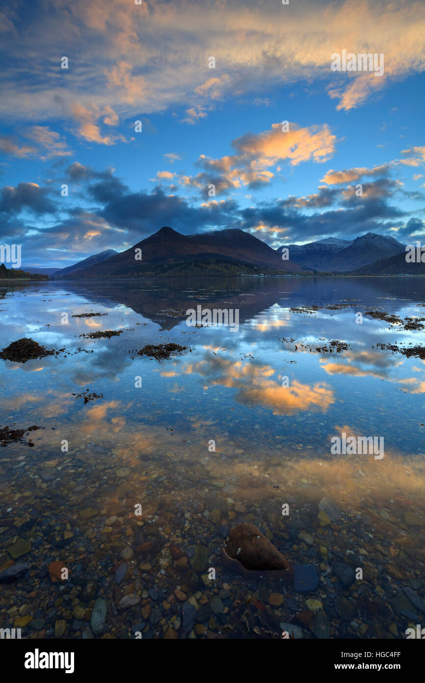 Sunrise catturate da North Shore di Loch Leven nelle Highlands scozzesi con il Pap di Glencoe in distanza. Foto Stock