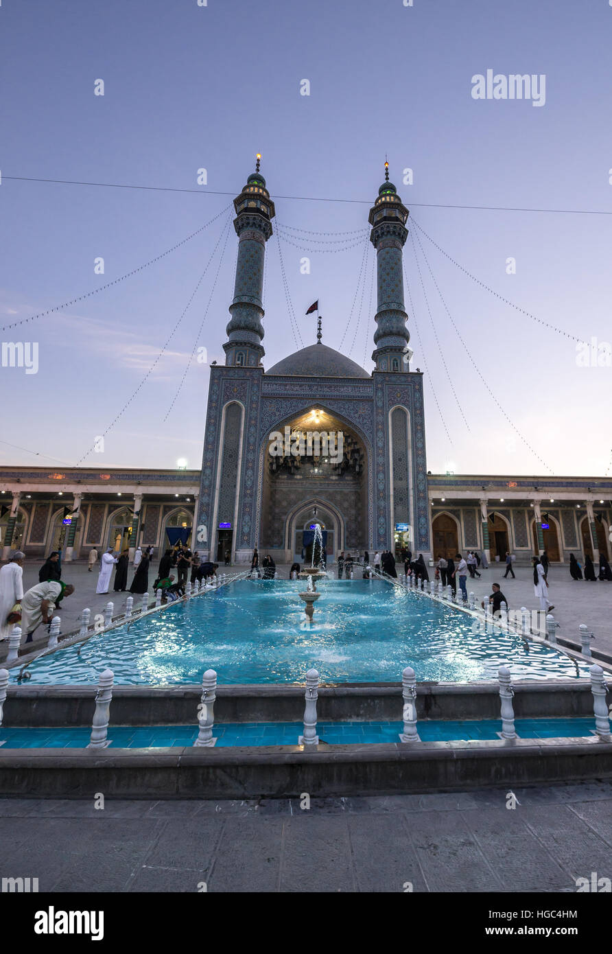 Wudu piscina chiamata howz sul cortile di Fatima Masumeh Santuario, Shiah Islam luogo santo in Qom, la capitale della provincia di Qom, Iran Foto Stock