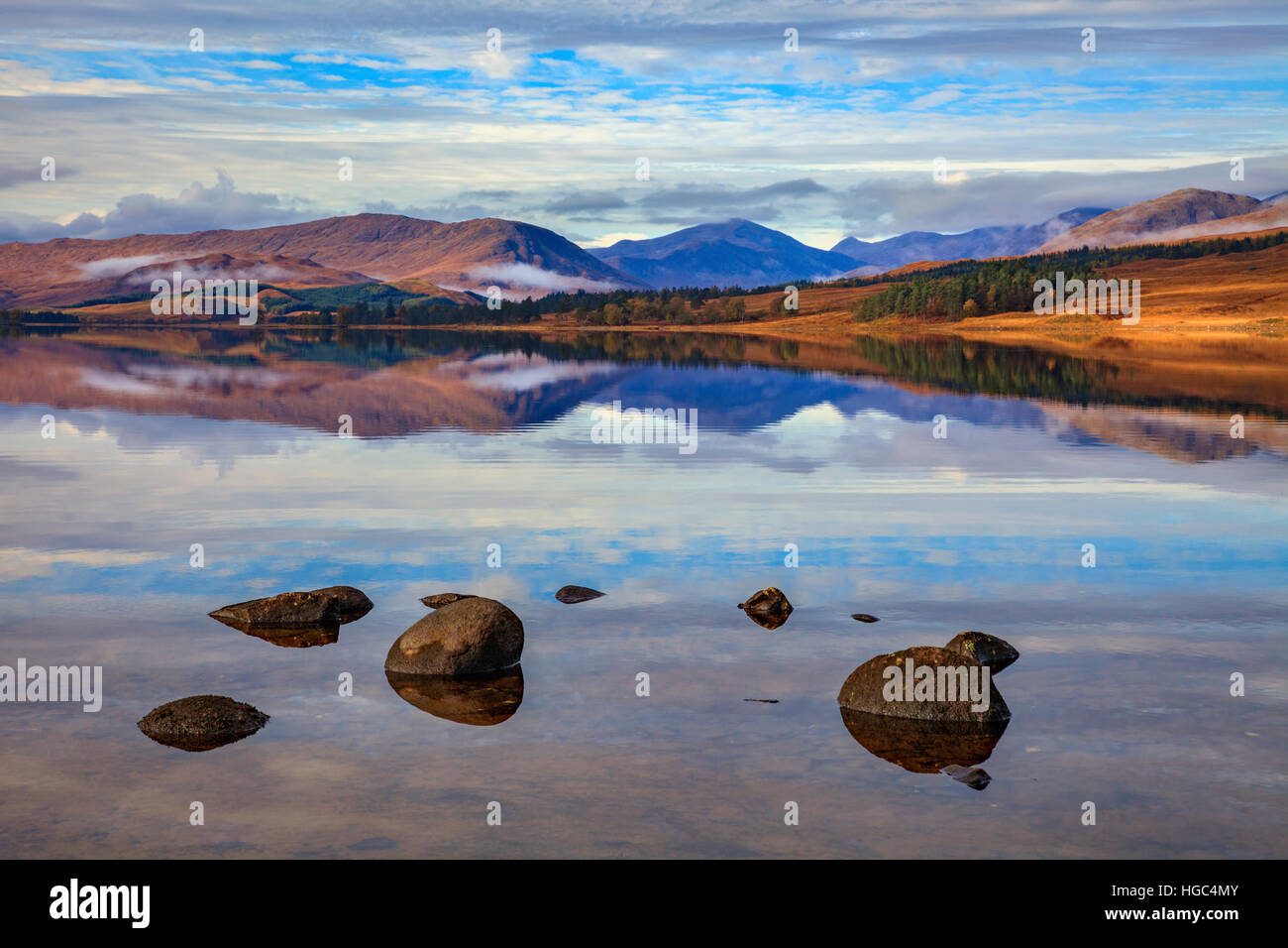 Riflessioni in Loch Tulla nelle Highlands Scozzesi. Foto Stock