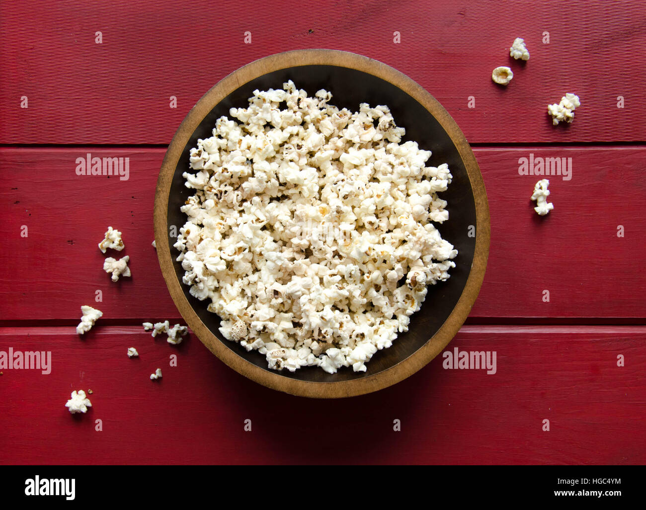 Aprire la vaschetta del popcorn schioccato in su rosso sfondo di legno Foto Stock