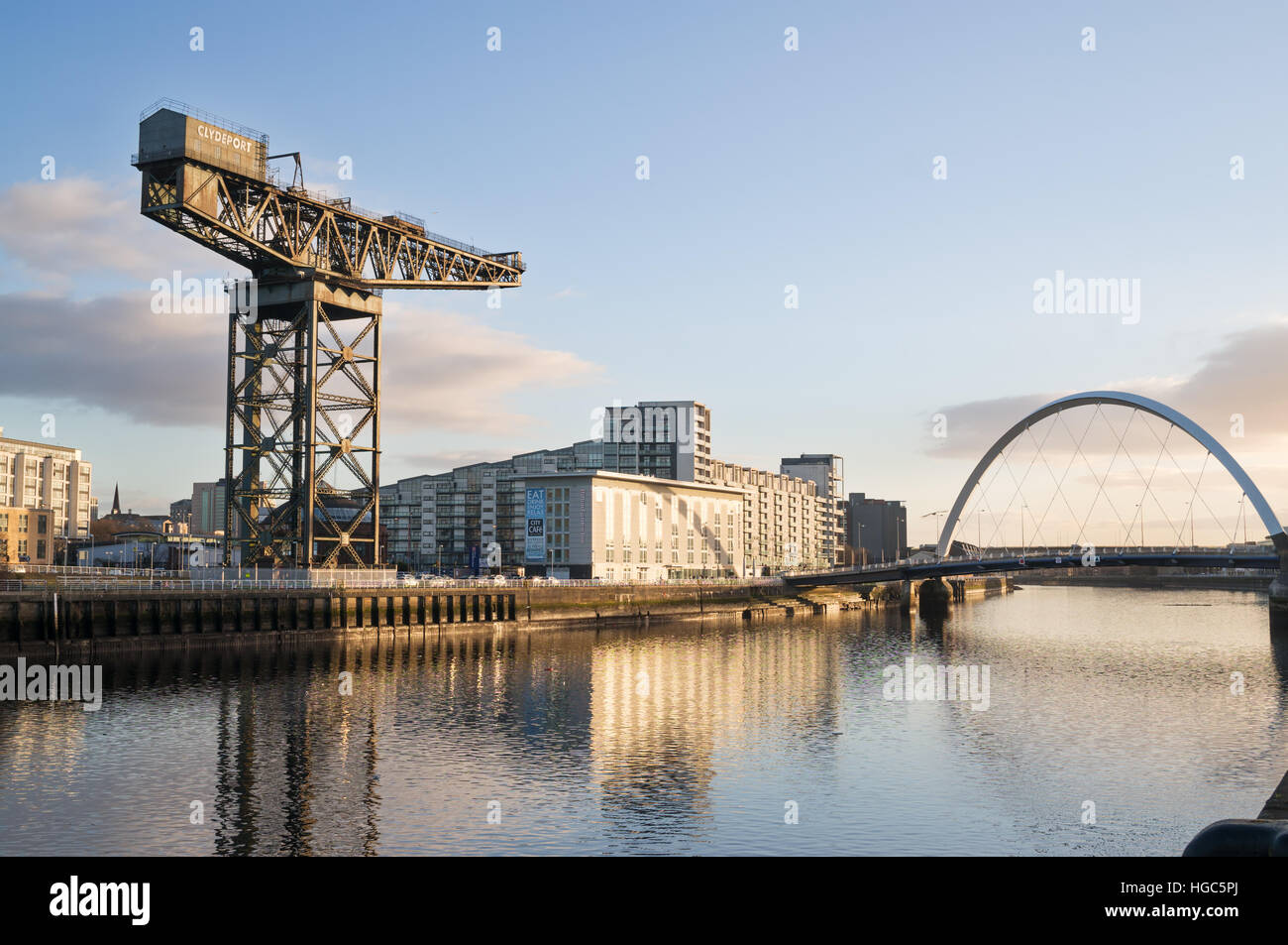 Il Finnieston gru, sulla banca del fiume Clyde e il Clyde Arc bridge Glasgow, Scotland, Regno Unito Foto Stock