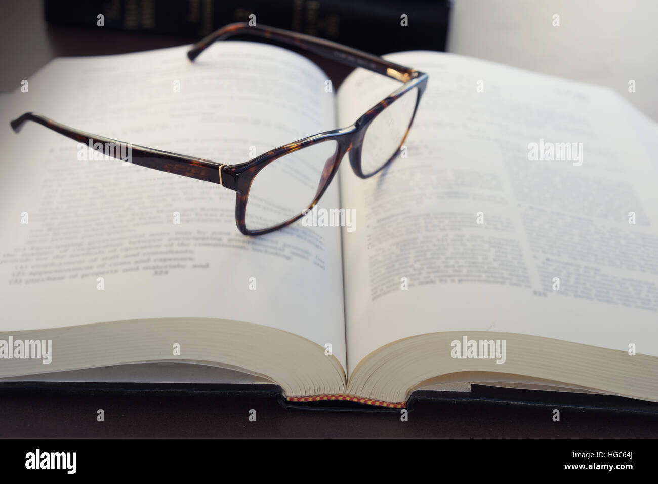 Gli occhiali da lettura sul libro Foto Stock