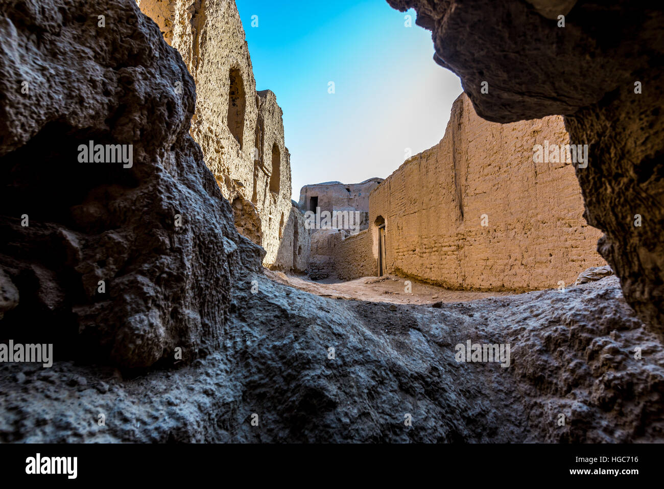Fango case di mattoni nella vecchia, abbandonato parte del villaggio di Kharanaq nella contea di Ardakan, Yazd Provincia, Iran Foto Stock Fango case di mattoni nella vecchia, abbandonato parte del villaggio di Kharanaq nella contea di Ardakan, Yazd Provincia, Iran Foto Stock