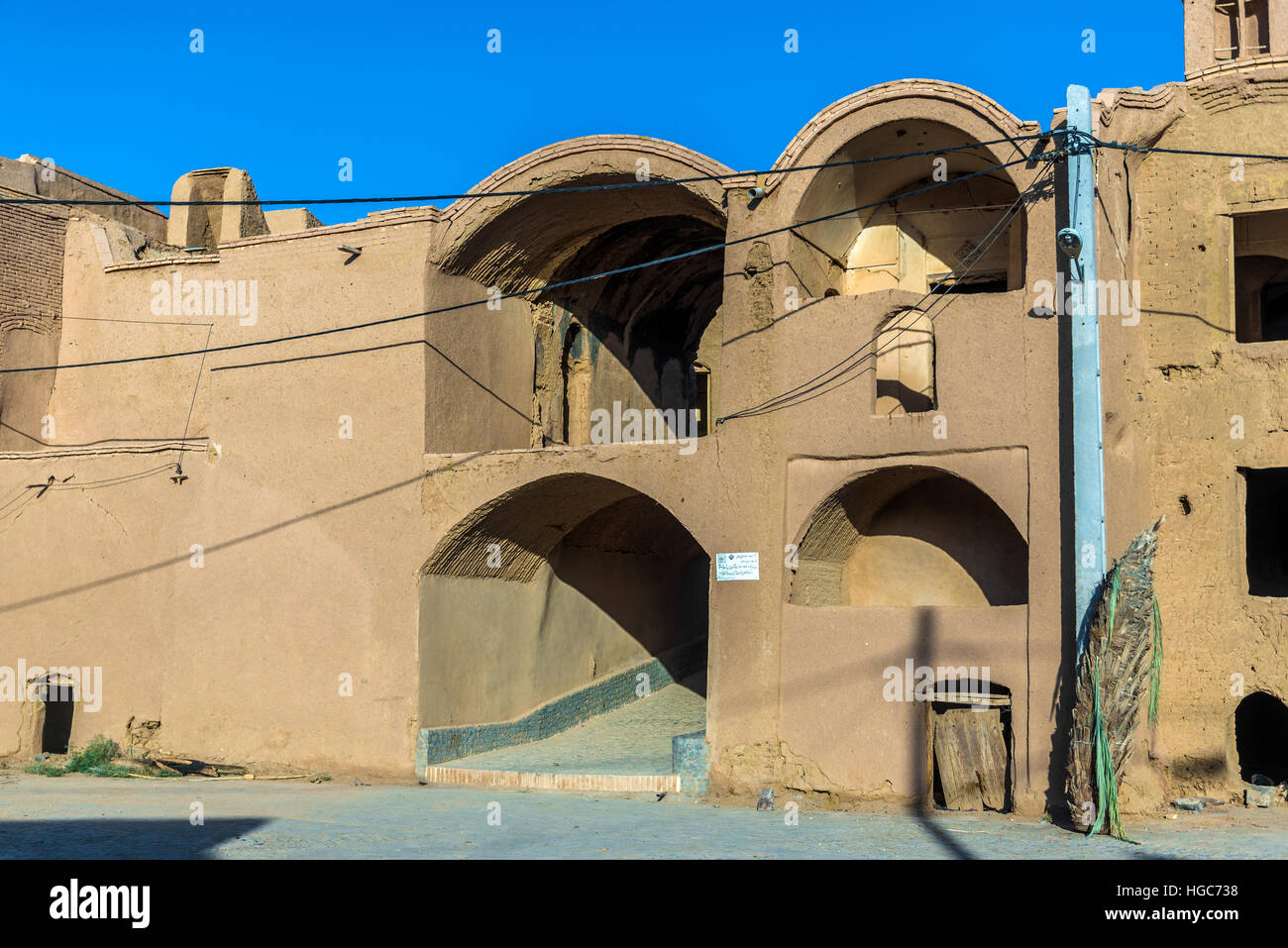 Porta di ingresso a abbandonata in mattoni di fango parte del villaggio di Kharanaq nella contea di Ardakan, Yazd Provincia, Iran Foto Stock Porta di ingresso a abbandonata in mattoni di fango parte del villaggio di Kharanaq nella contea di Ardakan, Yazd Provincia, Iran Foto Stock