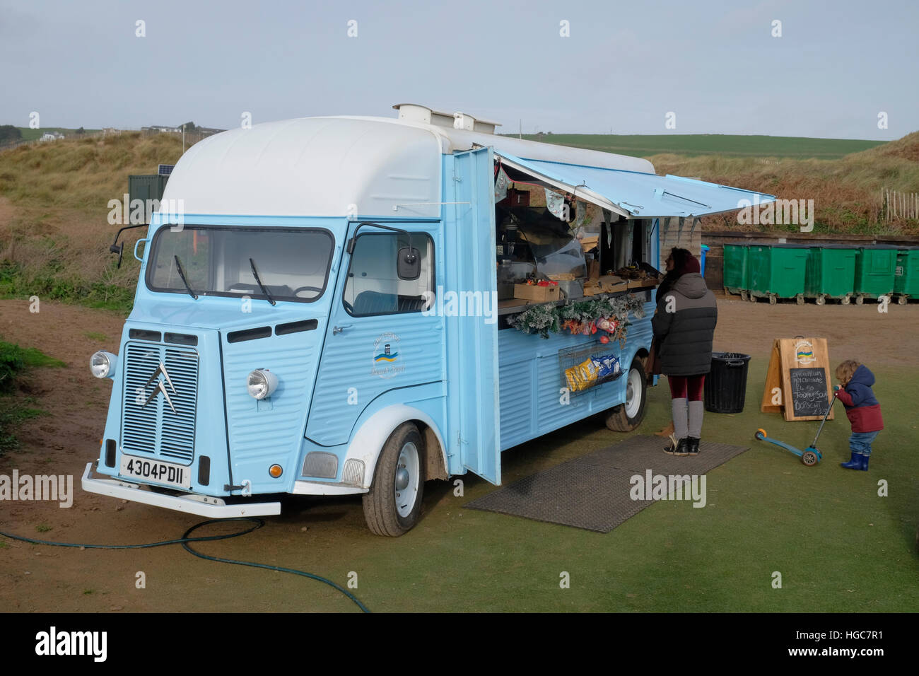 Un vintage Citroen H van, 'Gastrobus', che serve gourmet street food a Bantham Beach, Sud prosciutti, Devon, Regno Unito Foto Stock