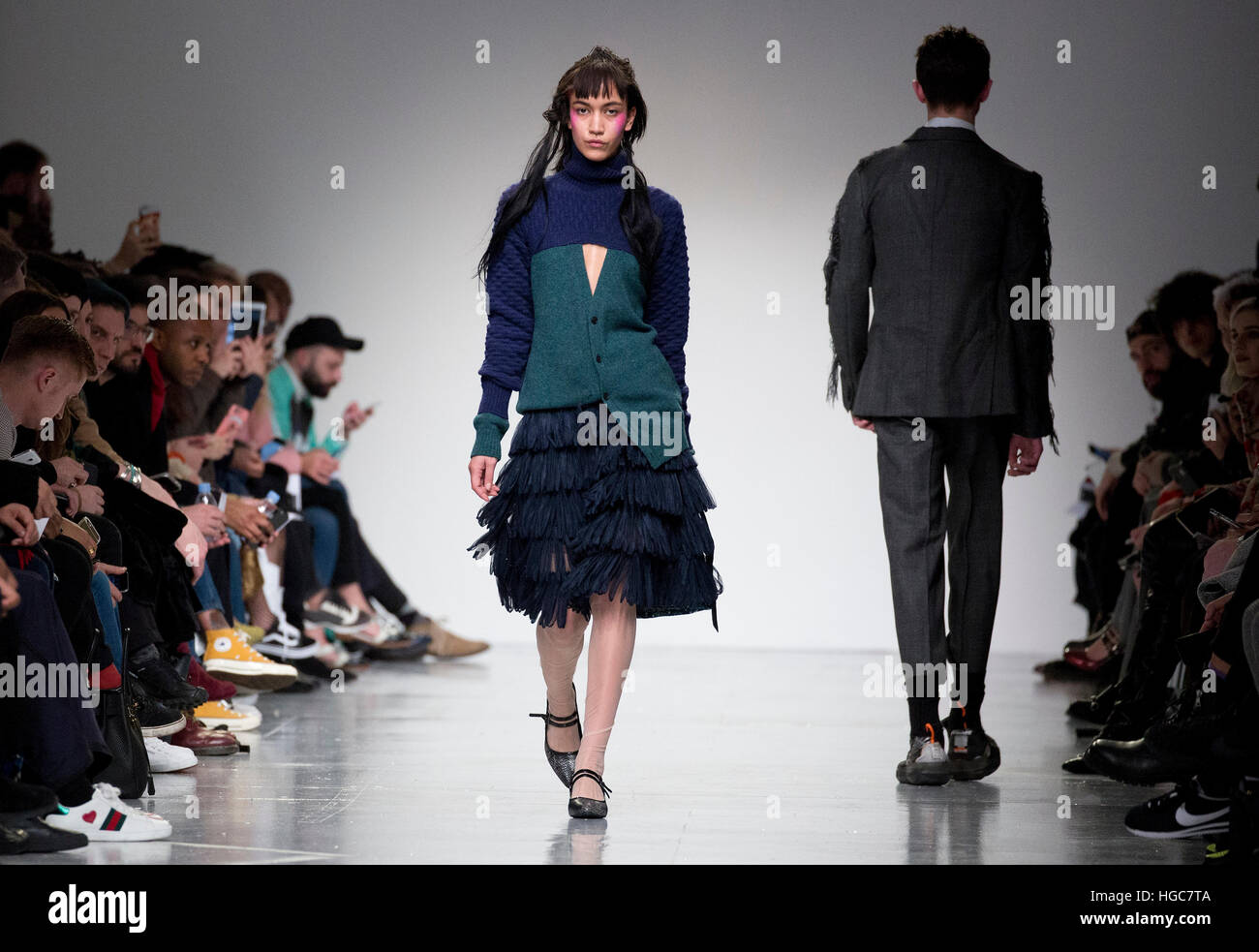 I modelli sulla passerella durante la Casely-Hayford London Fashion Week Uomo AW17 show tenutosi al BFC visualizza lo spazio, Londra. Stampa foto di associazione. Picture Data: Sabato 7 gennaio 2017. Foto di credito dovrebbe leggere: Isabel Infantes/ filo PA Foto Stock