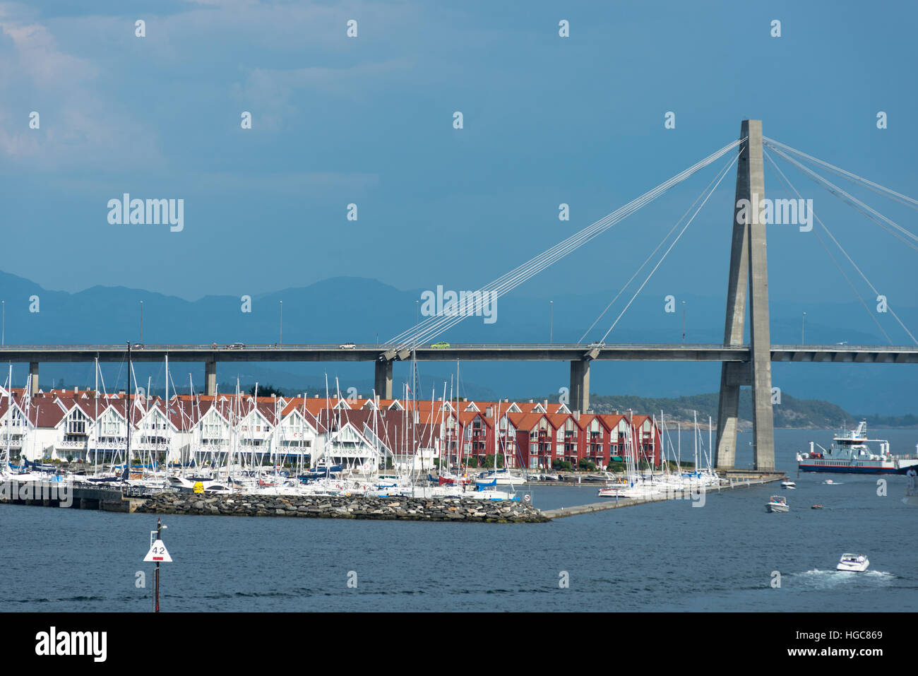 Sviluppo di alloggiamento di raggiungere il mare accanto a Stavanger's Harbour Bridge. La Norvegia. Foto Stock