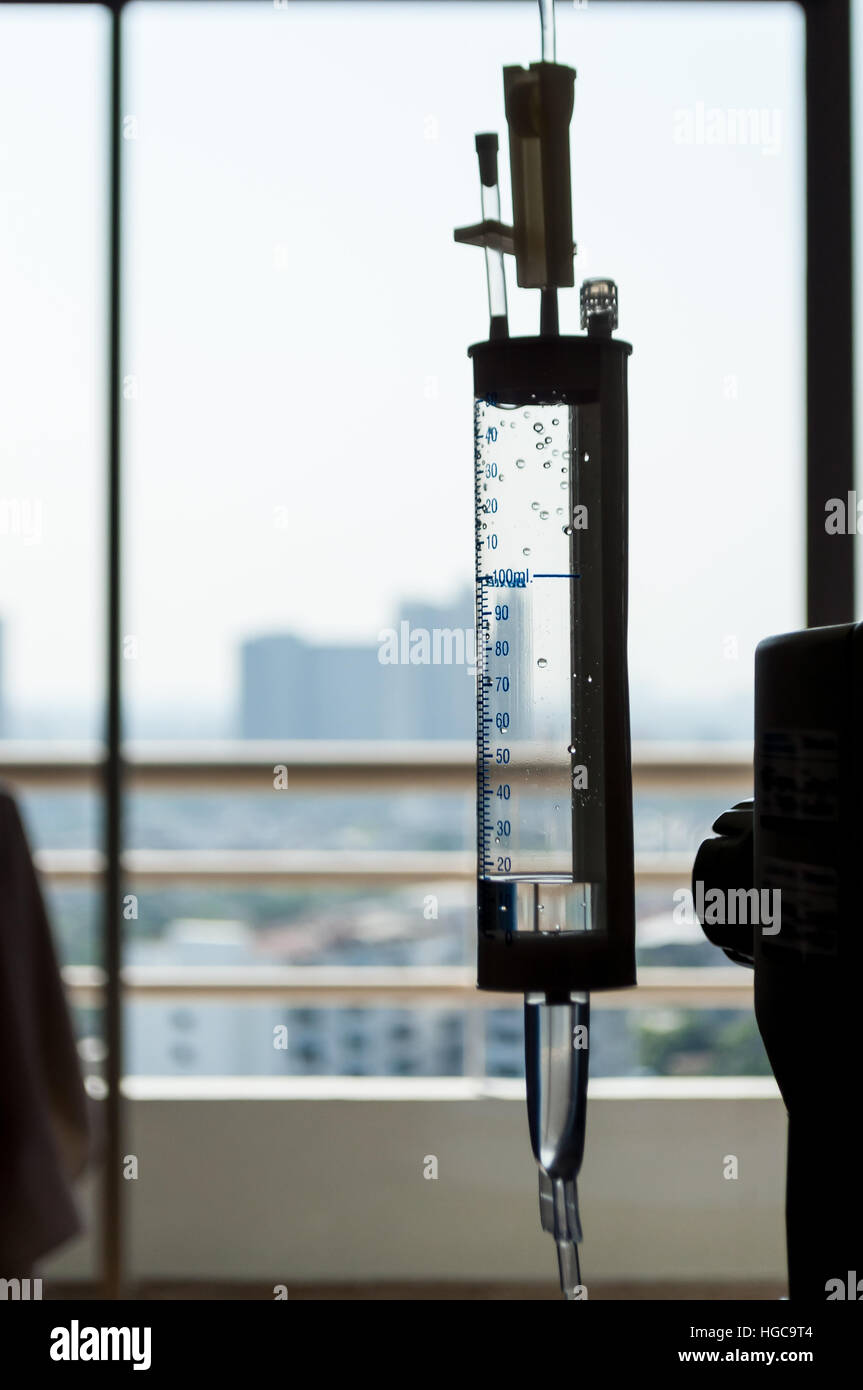 Per via endovenosa la camera di gocciolamento con scala graduata Foto Stock