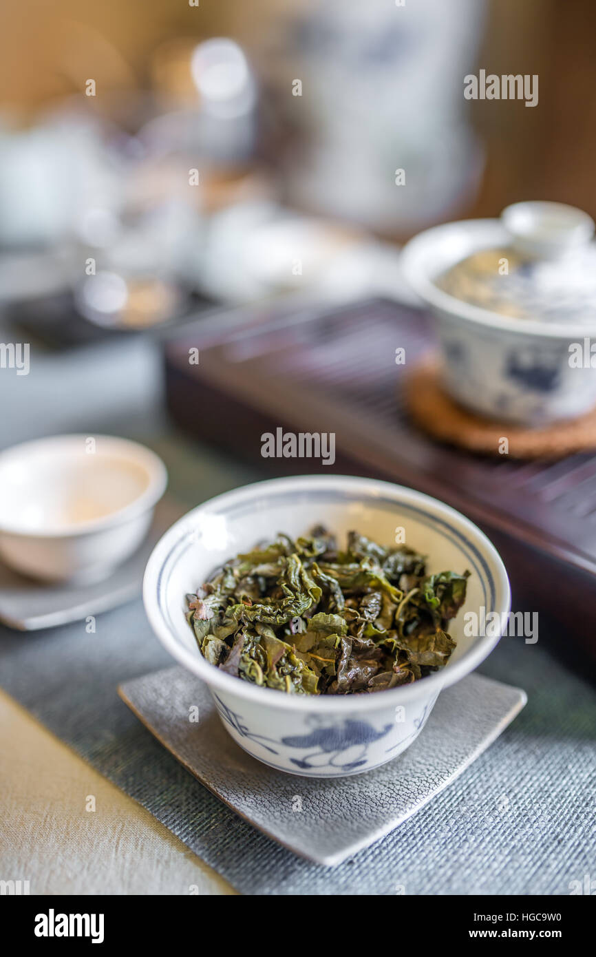 Cerimonia del tè cinese. Tradizionale con tazza di foglie di tè verde all'interno. Foto Stock