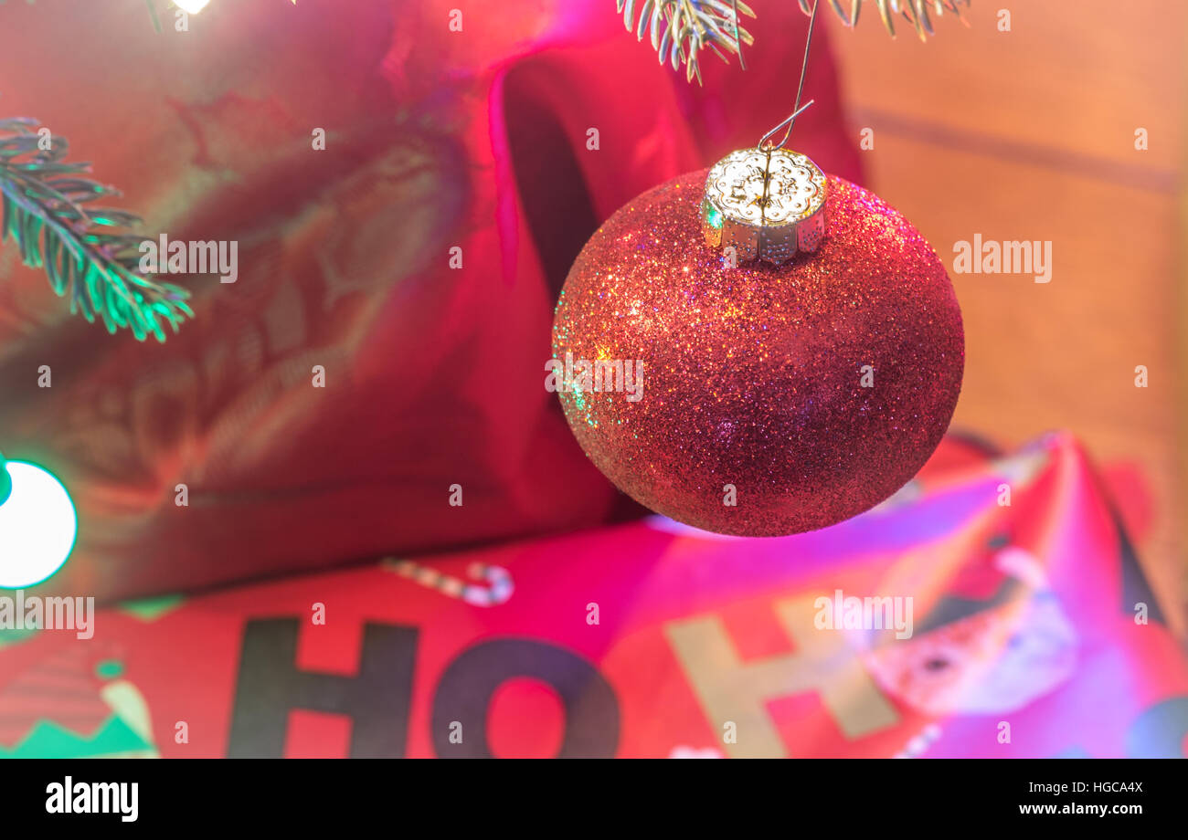 Addobbi per l'albero di Natale. Solo, red sparkle spolverato, vacanze di Natale ornamento albero appeso indoor ramo dell'albero. Foto Stock