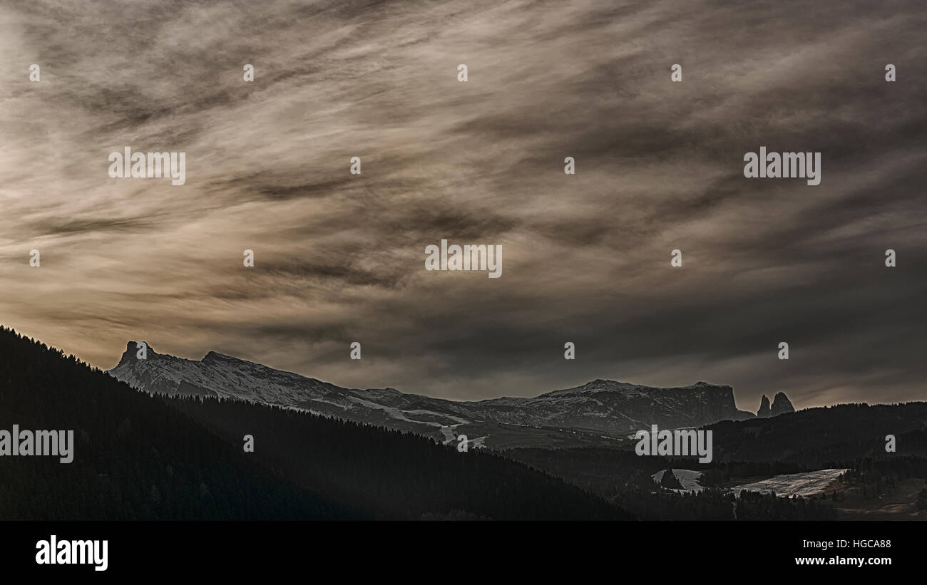 Colori pastello al tramonto oltre l' Alpe di Siusi su un congelamento gennaio pomeriggio Foto Stock