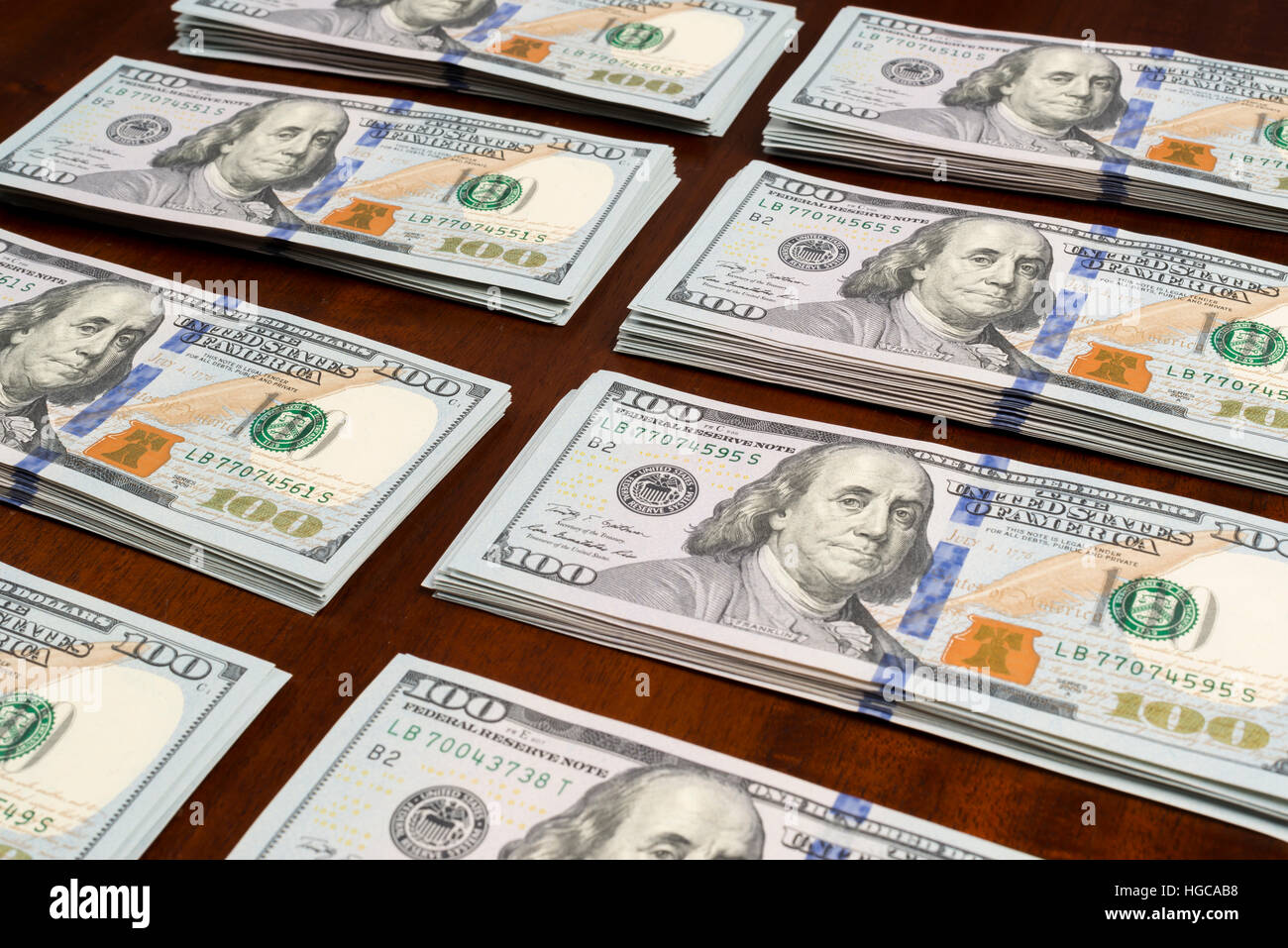 File di pile di dollari in centinaia di dollari di banconote sul tavolo Foto Stock