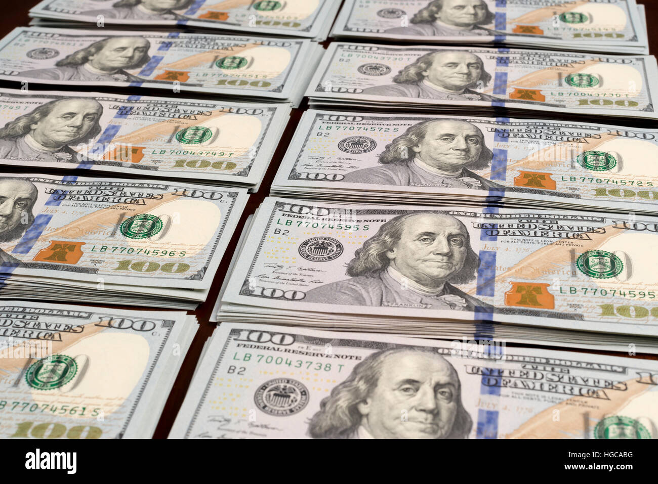 File di pile di dollari in centinaia di dollari di banconote sul tavolo Foto Stock