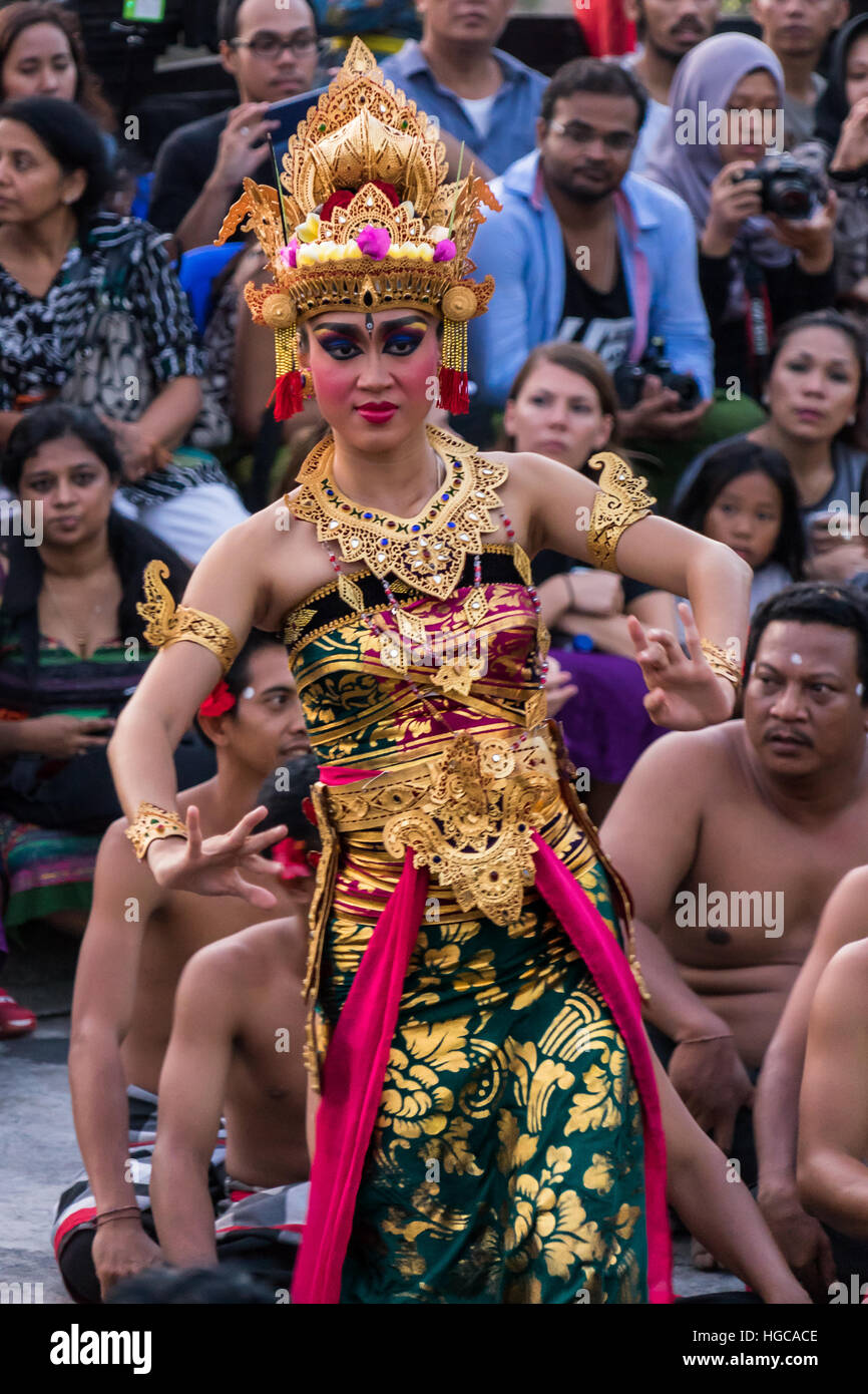 Donna Balinese esegue il tradizionale Kecak danza del fuoco al Tempio di Uluwatu Bali. Foto Stock