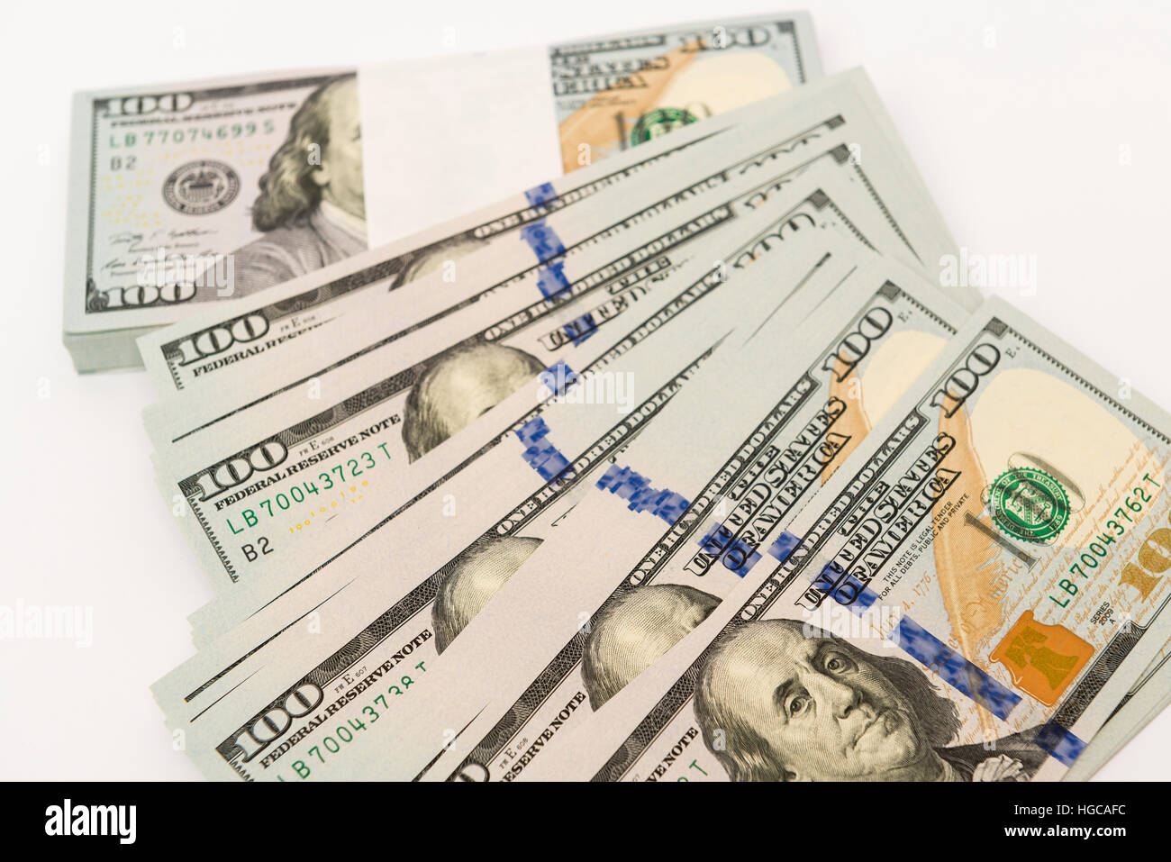 Pila di denaro contante in centinaia di dollari di banconote Foto Stock