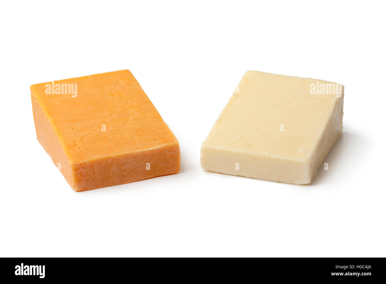 Pezzi di inglese tradizionale con formaggio, red leicester e maturare il cheddar su sfondo bianco Foto Stock