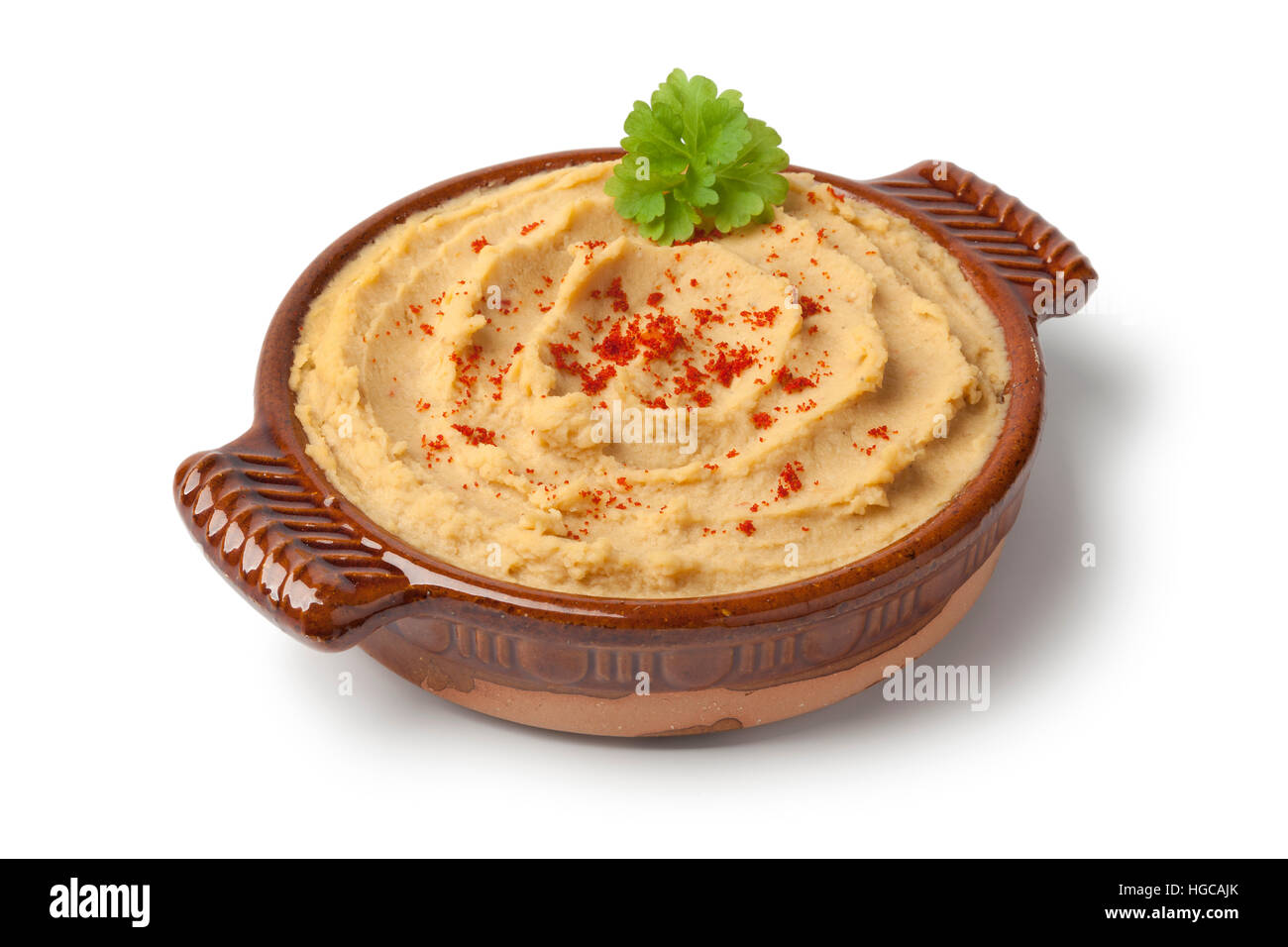 Ciotola con hummus e peperoncino su sfondo bianco Foto Stock