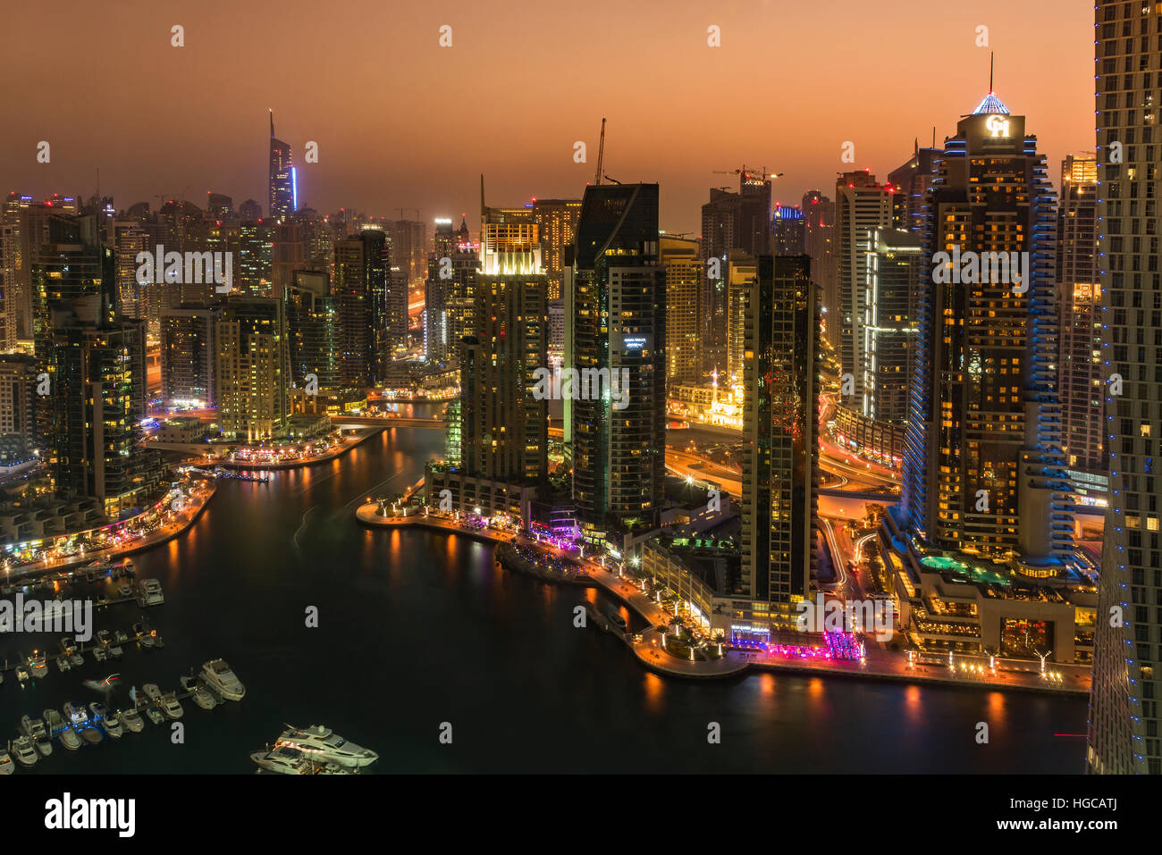 Vista superiore della notte skyline di Dubai Marina zona residenziale, Dubai, Emirati Arabi Uniti Foto Stock